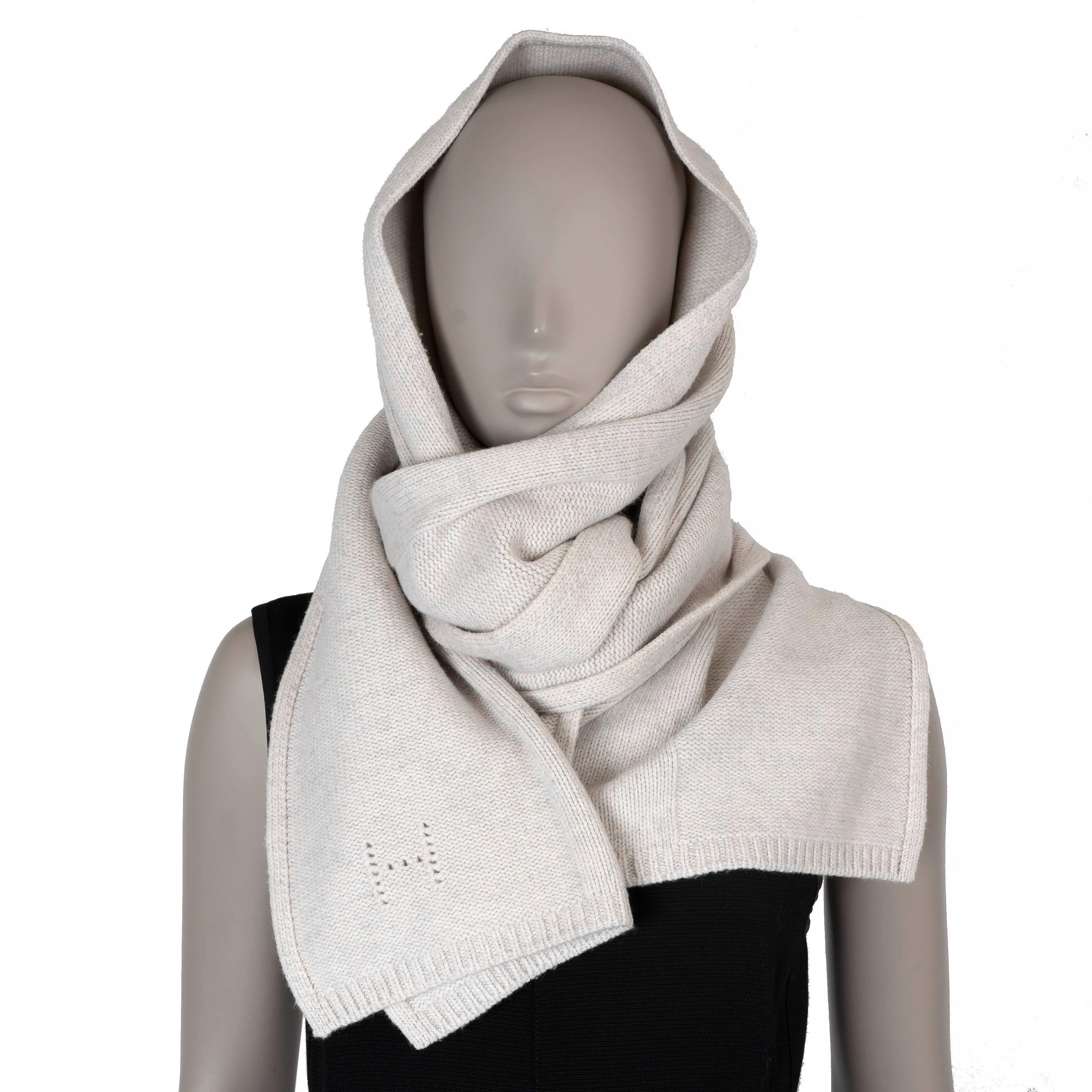 HERMES pale icy grey wool & cashmere HOODE Muffler Scarf In Excellent Condition In Zürich, CH
