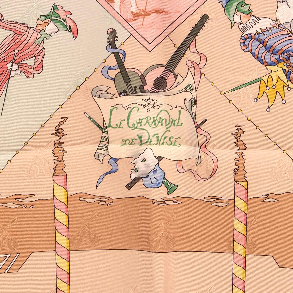 100% authentischer Hermès 'Le Carnaval de Venise 90' Schal von Hubert de Watrigant aus beigem und rosafarbenem Seidenjacquard (100%) mit Details in Mint, Grün, Gelb und Braun. Wurde getragen und ist in ausgezeichnetem Zustand.

Messungen
Breite	90cm