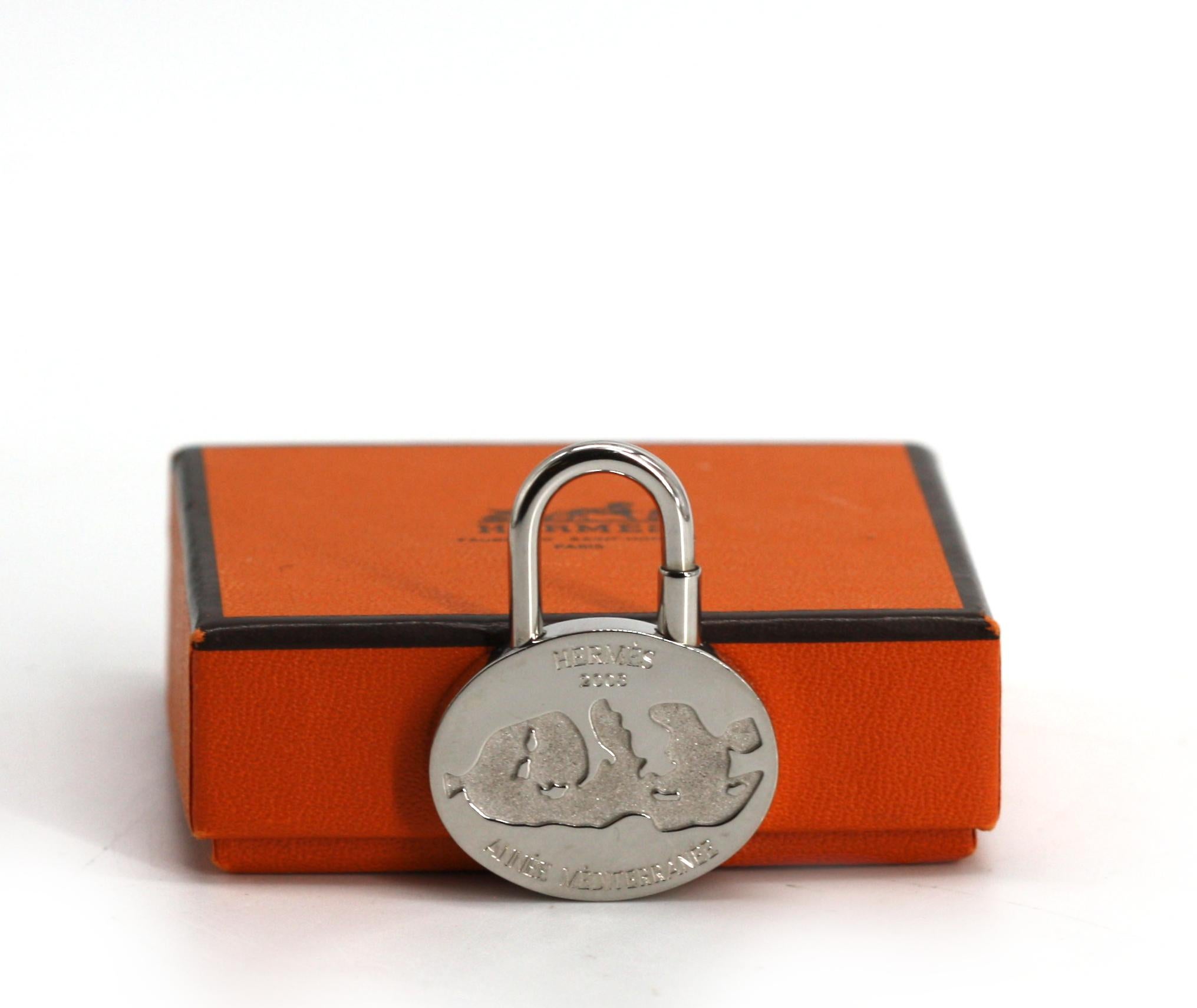 
Colgante para bolso Hermes Palladium Anne Mediterranean, 2003
caja firmada.
Altura 1,75 pulg., Anchura 1,25 pulg.
Informe sobre el estado
Buen estado.
