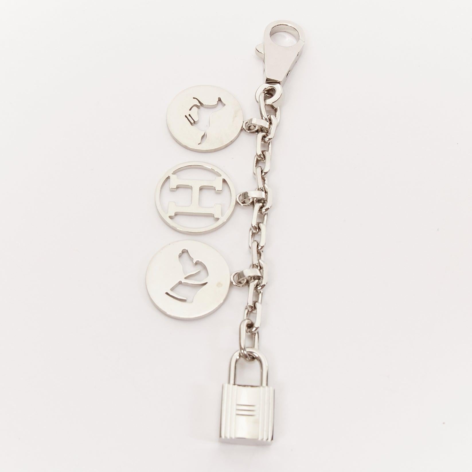 HERMES Palladium Breloque Olga Cadena lock H logo horse dog coin bag charm chain
Reference: AAWC/A00893
Brand: Hermes
Model: reloque Olga Cadena
Material: Metal
Color: Silver
Pattern: Solid
Closure: Lobster Clasp
Extra Details: The charms are Cadena