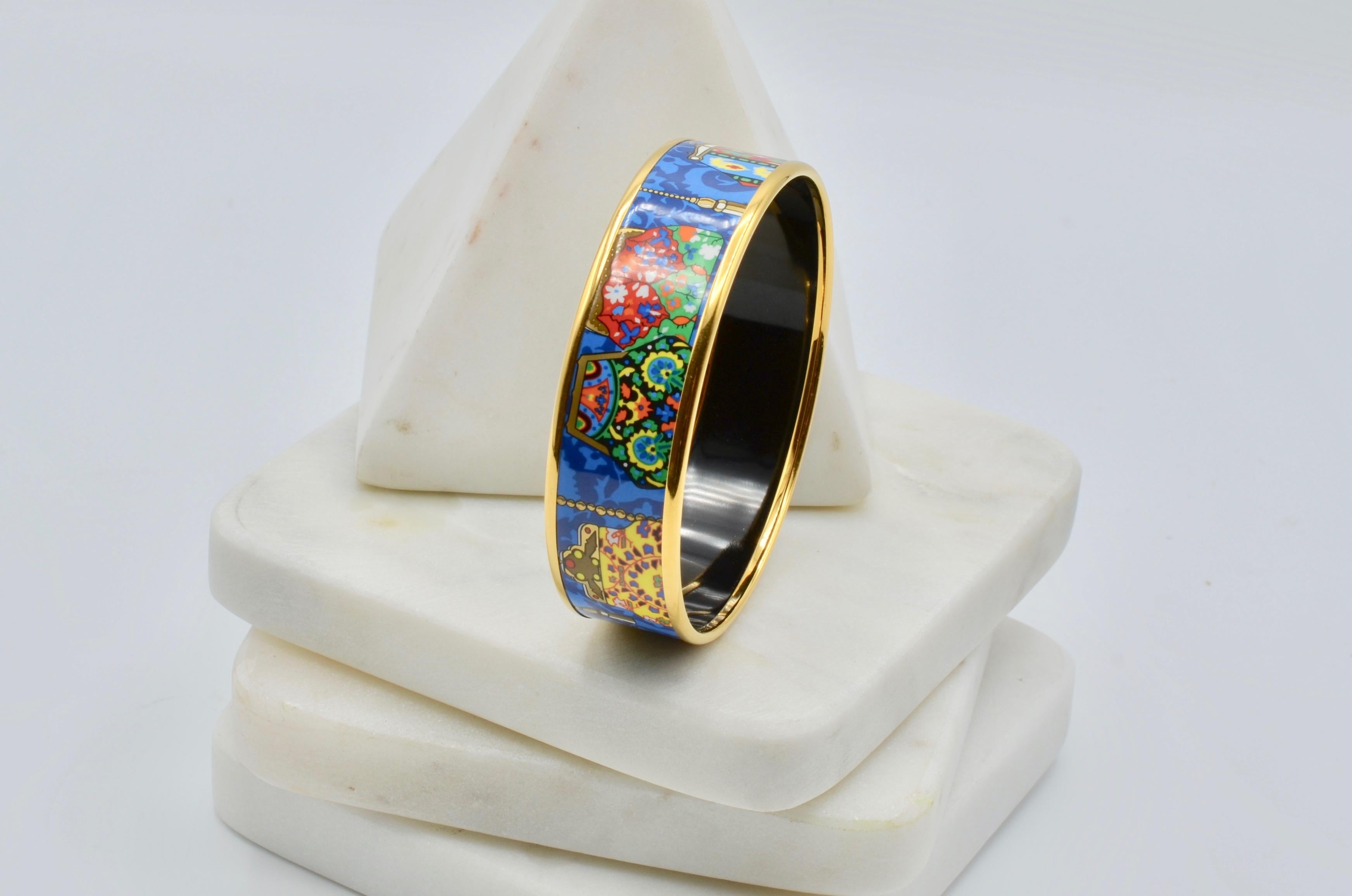 This beautiful Hermes cuff has a purse motif  in a bright blue color combo. The bracelet is made in France of enamel and heavy gold plating. the inside circumference measures 7.75 inches. This one is a great addition to your collection! Hermes size