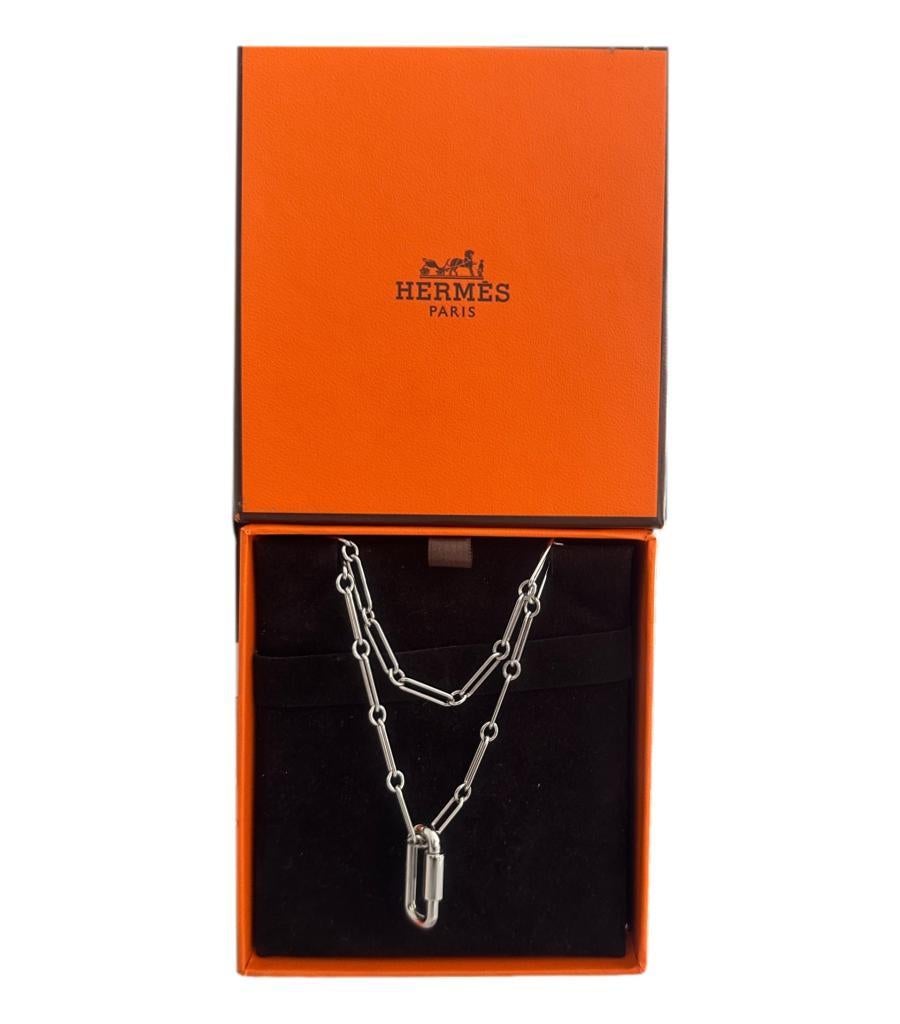 Hermes - Collier long en palladium et curiosite

Long collier à maillons de chaîne pouvant être porté long ou doublé à l'aide d'un fermoir tournant,

Breloque pendante gravée du logo d'Hermès.

Taille - 85 cm de longueur totale

Condition -