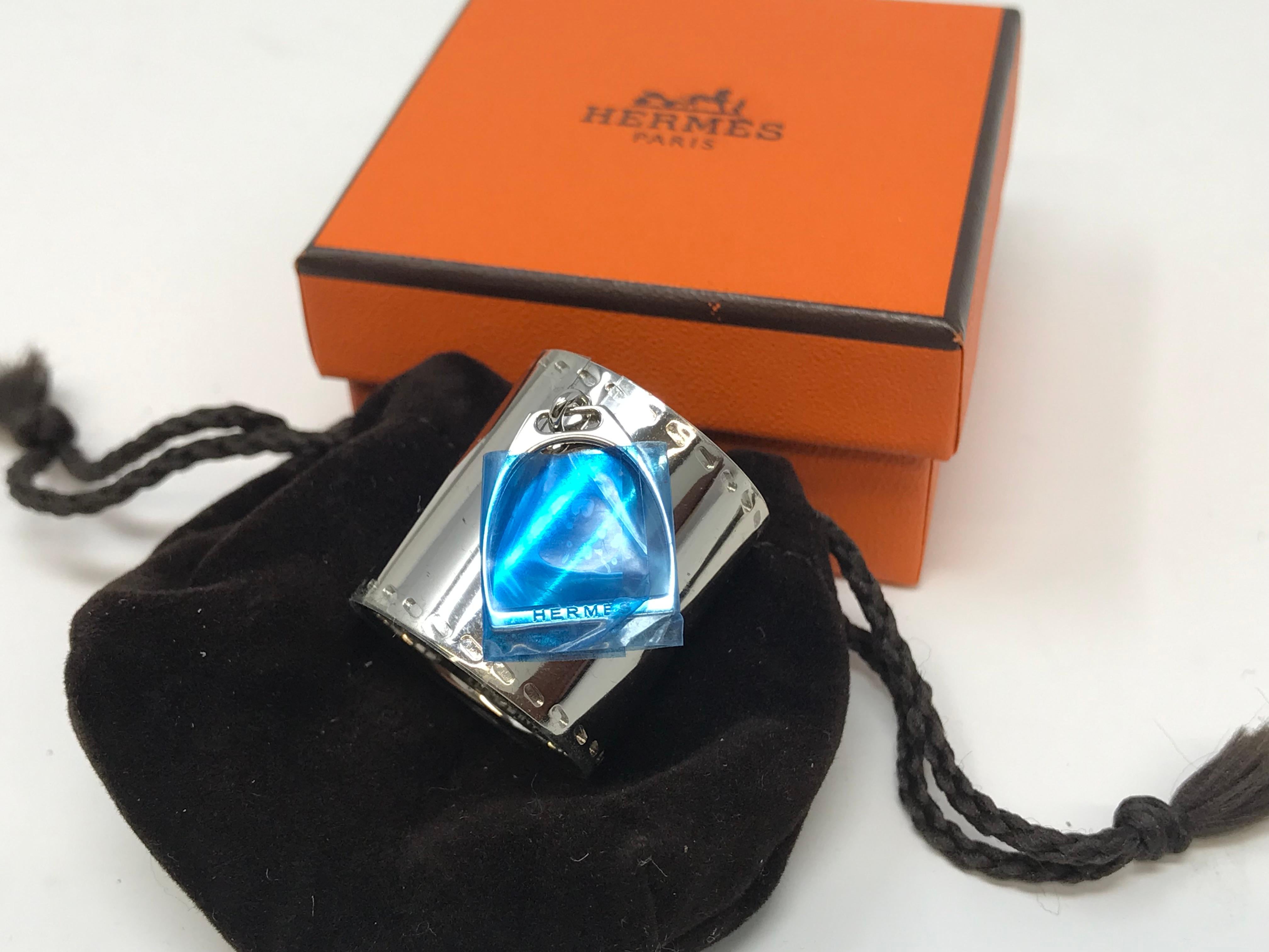 Hermes Palladium Etrier Charm Scarf Ring Excellent état - En vente à Montreal, QC
