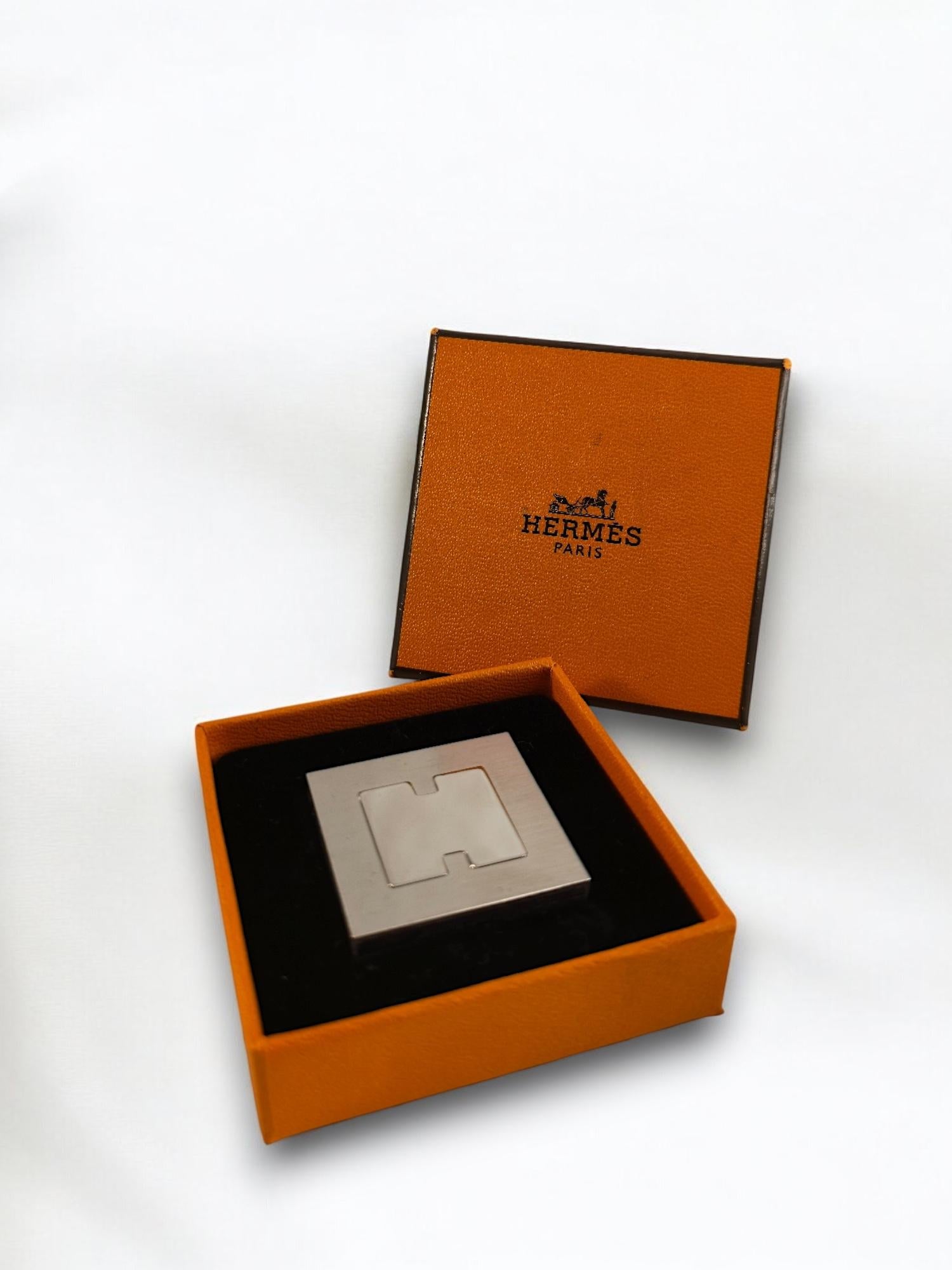 Timeless and refined, this Hermès palladium-plated photo holder is a sophisticated desk or tabletop accessory that reflects the brand’s commitment to elegant, functional design. Crafted in France, the piece features a polished palladium finish that