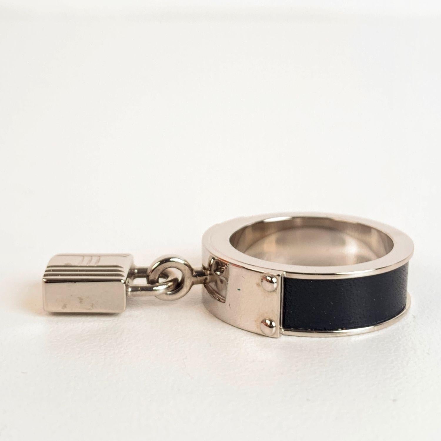 Hermes Palladium Swift Kelly Lock Black Leather Scarf Ring In New Condition In Rome, Rome