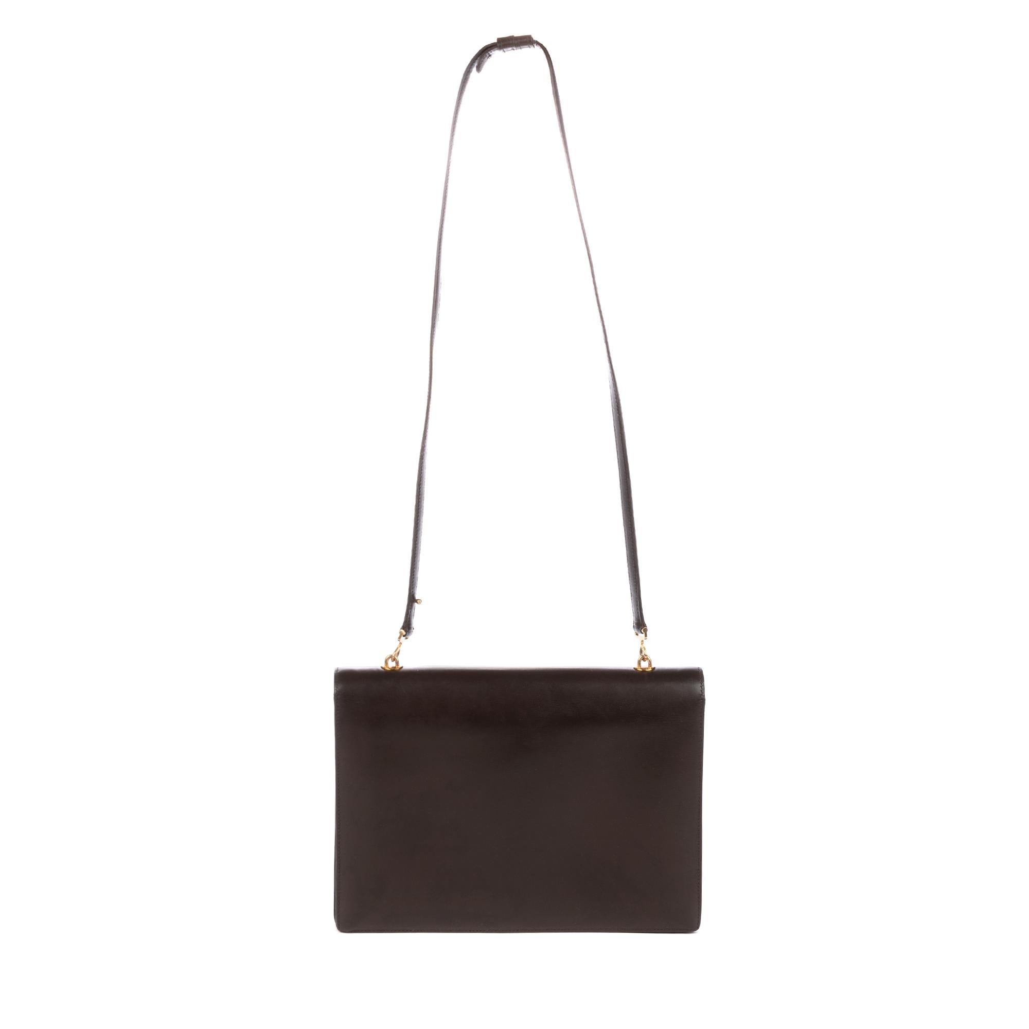 Hermès crossbody bag Brown box leather , gold metal Hardware, shoulder strap in brown box leather for shoulder or shoulder strap.  Flap closure.  Inner lining in brown leather, a snap closure pocket, a double patch pocket.  
Signature: 