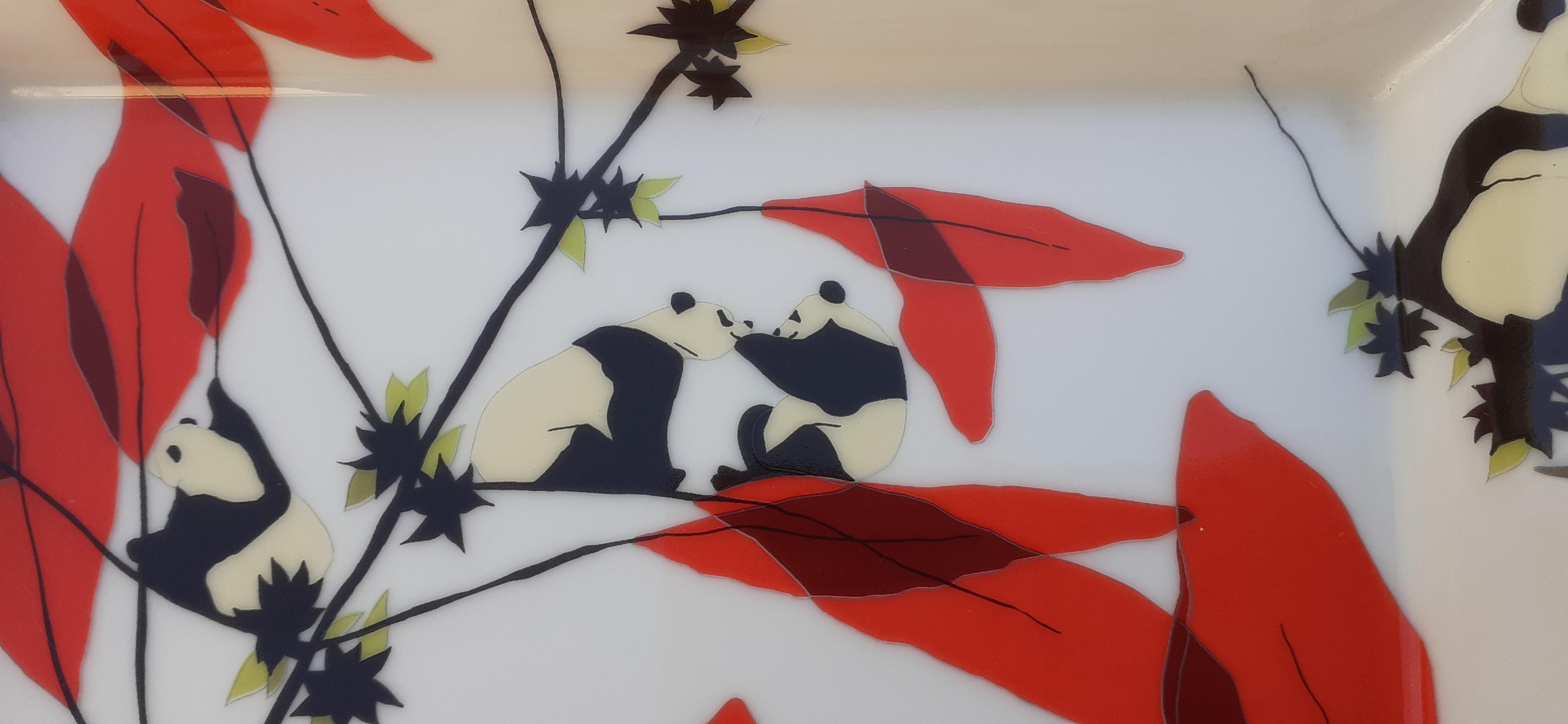 Super süßer authentischer Hermès Aschenbecher

Drucken: 8 Pandas in einem Bambusdekor

Sehr selten

Hergestellt in Frankreich

Aus Porzellan, Kanten und Kerben platinversilbert

Beigefarbenes Veloursleder auf der Rückseite, 