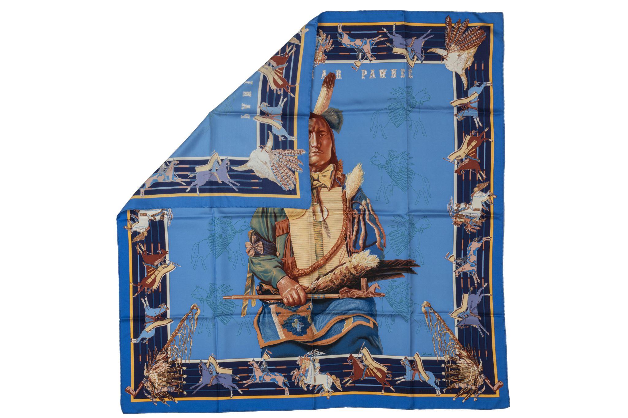 Echarpe Pani la Shar Pawnee en twill de soie bleu clair Hermès, conçue par l'artiste texan Kermit Oliver. Enjeux en 1994. Illustration amérindienne avec détails ornementaux. Bords roulés à la main.