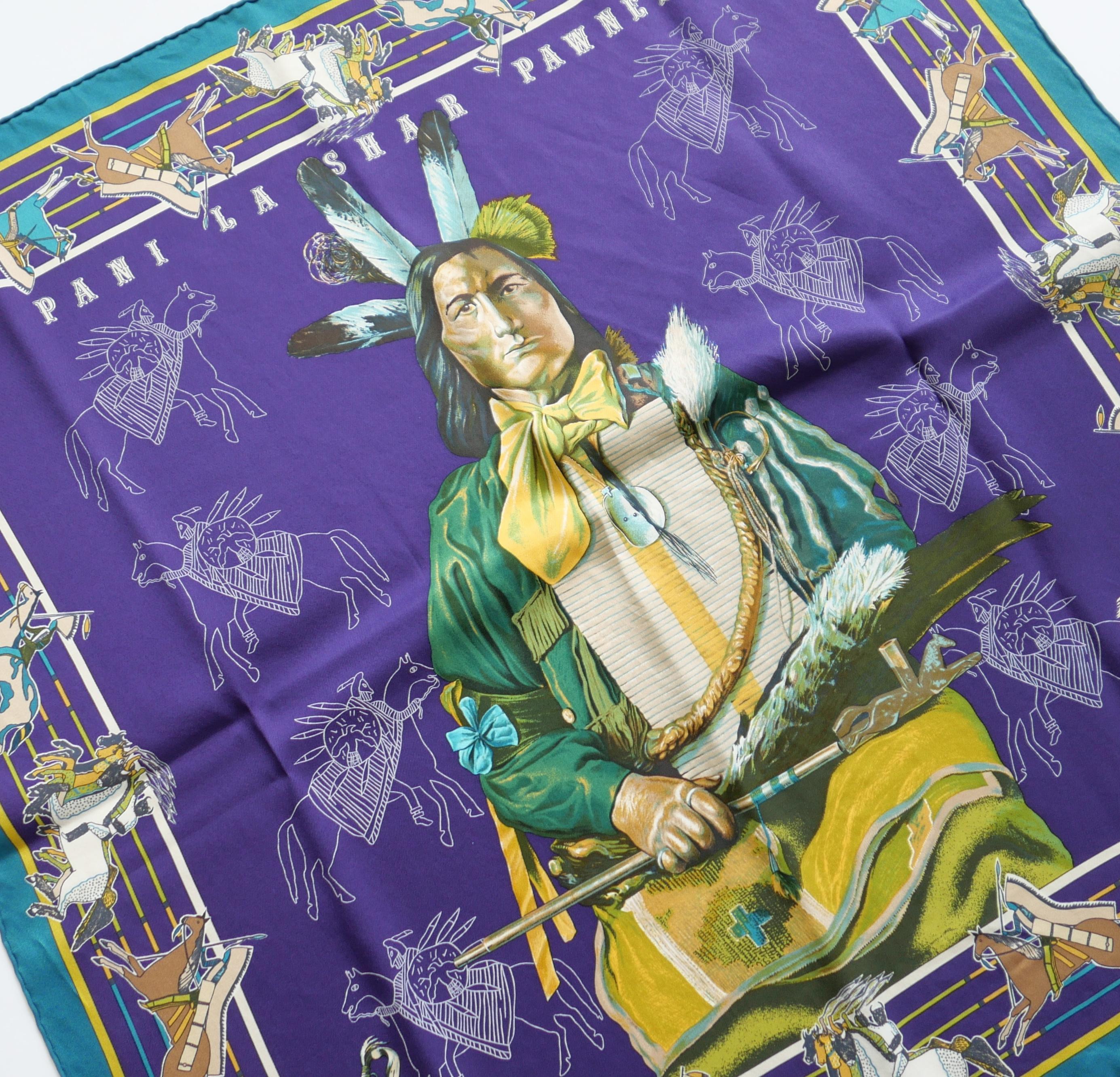 Vintage Pani La Shar Pawnee, écharpe en soie de Kermit Oliver, dans un état très rare.  coloris violet/teal/jaune. Fabriqué en pure soie de la plus haute qualité avec des bordures roulées à la main. Mesure environ 25