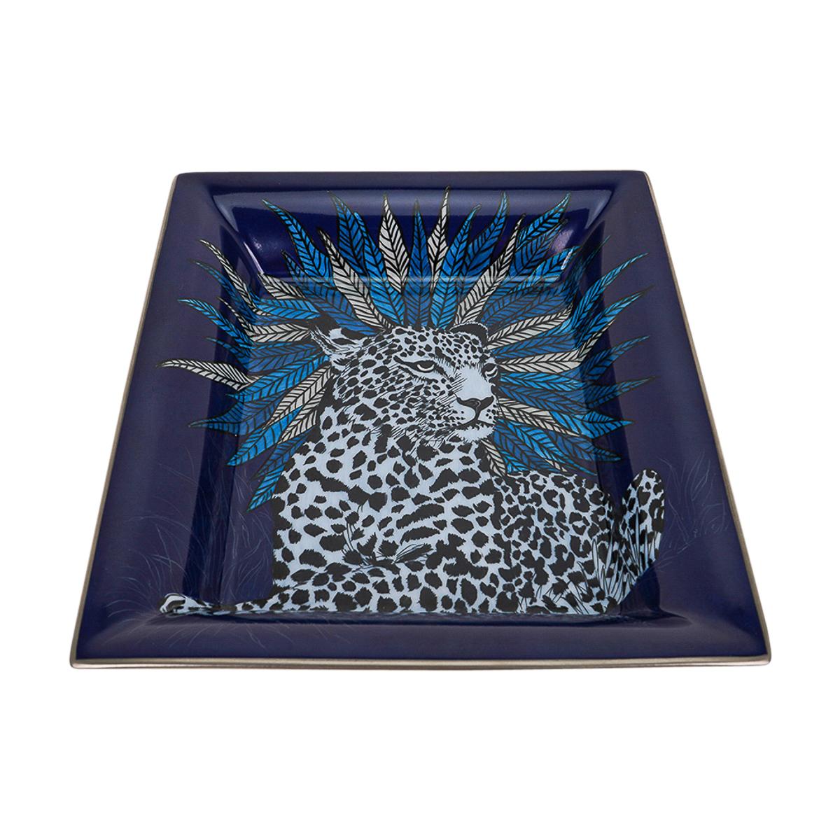 Hermes Panthere Aura Bleu Nuit Handbemaltes wechselndes Tablett aus Porzellan im Angebot 1