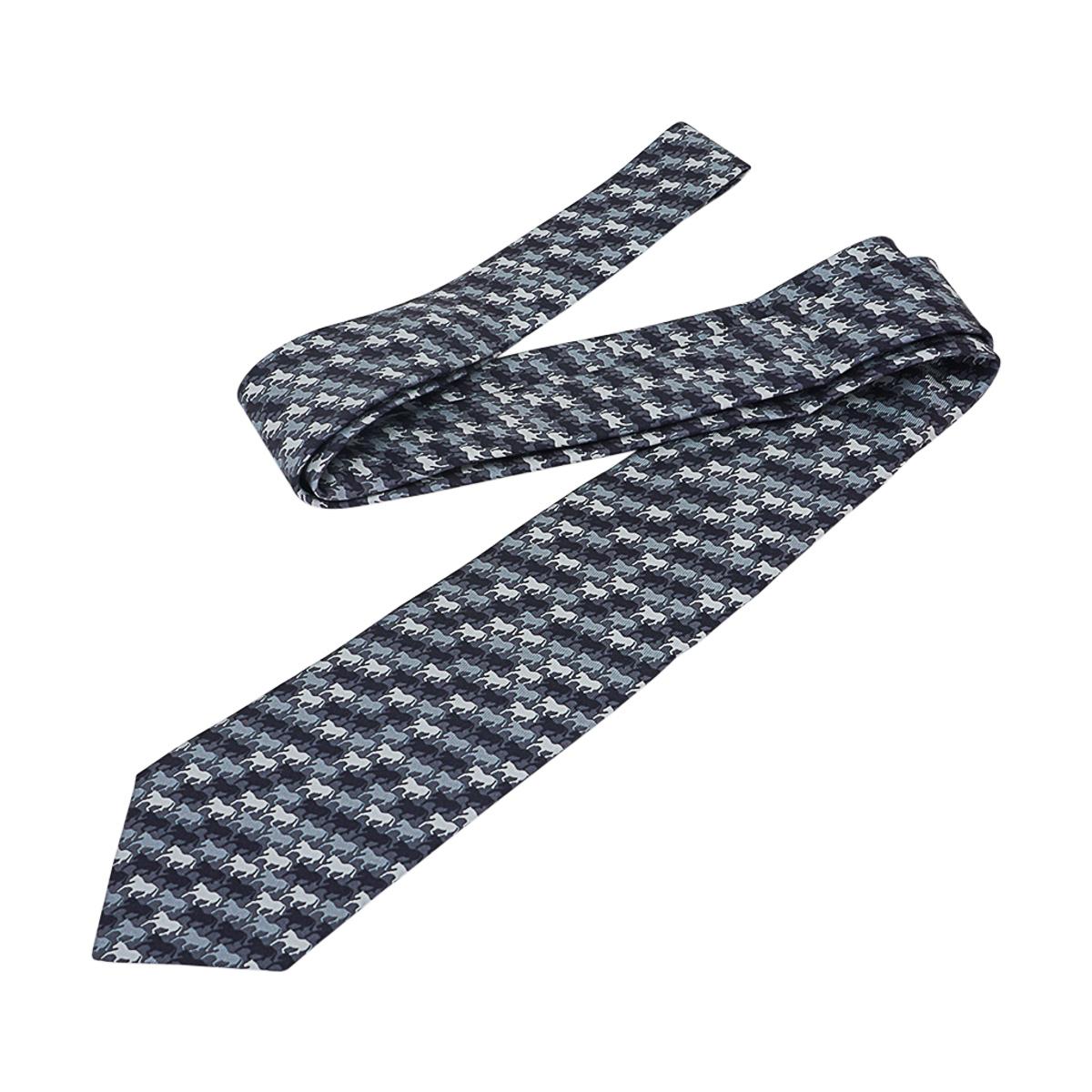 Hermes Parade Tie 7 Gris Fonce Anthracite Gris Claire Silk Twill In New Condition For Sale In Miami, FL