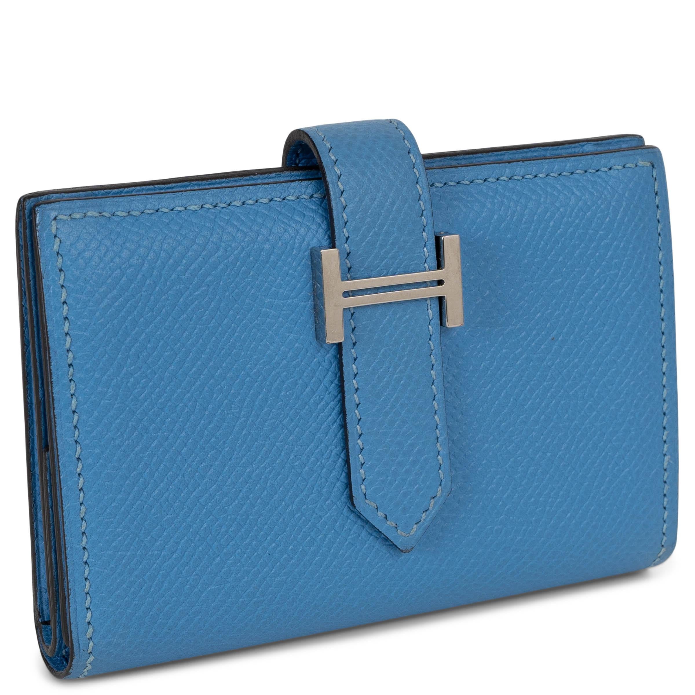 Questo portafoglio Hermès Bearn Mini in pelle Bleu Paradis (blu) Veau Epsom, autentico al 100%, incarna una raffinatezza senza tempo. Progettato con una silhouette elegante, si chiude con una linguetta in pelle e una chiusura ad H traforata placcata