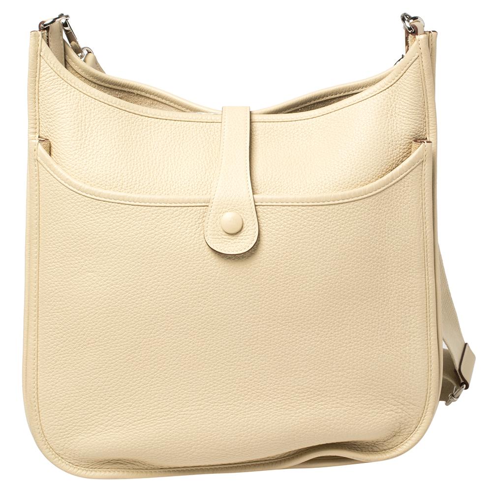 The Evelyne is a bag known and praised by lovers of Hermès and luxury alike. It comes in a range of sizes, from TPM to TGM. This pretty one here is in GM size, and it is crafted from Togo leather and detailed with the signature elements of the