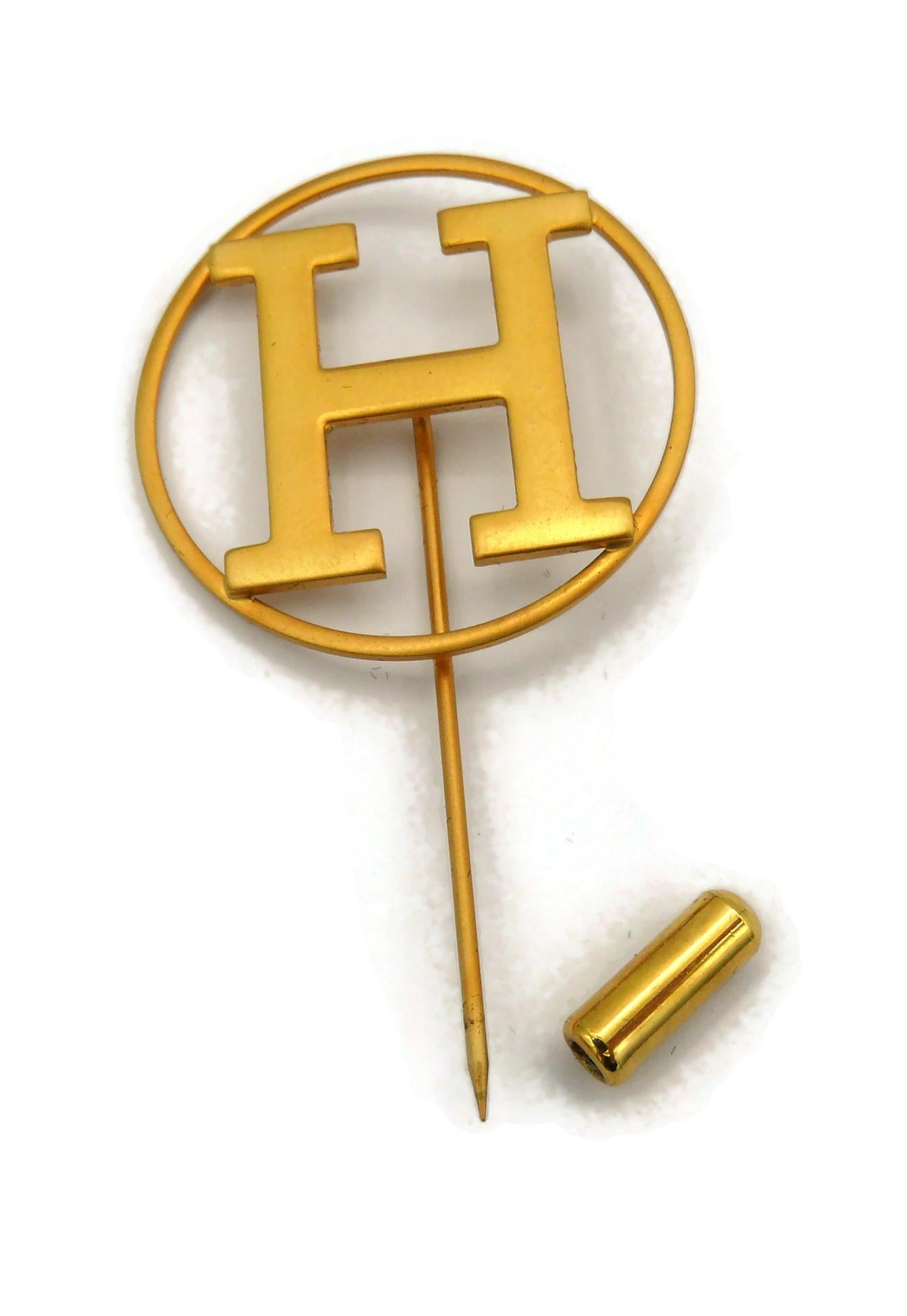 HERMES PARFUMS Vintage Gold Tone H Lapel Pin Brooch In Good Condition In Nice, FR