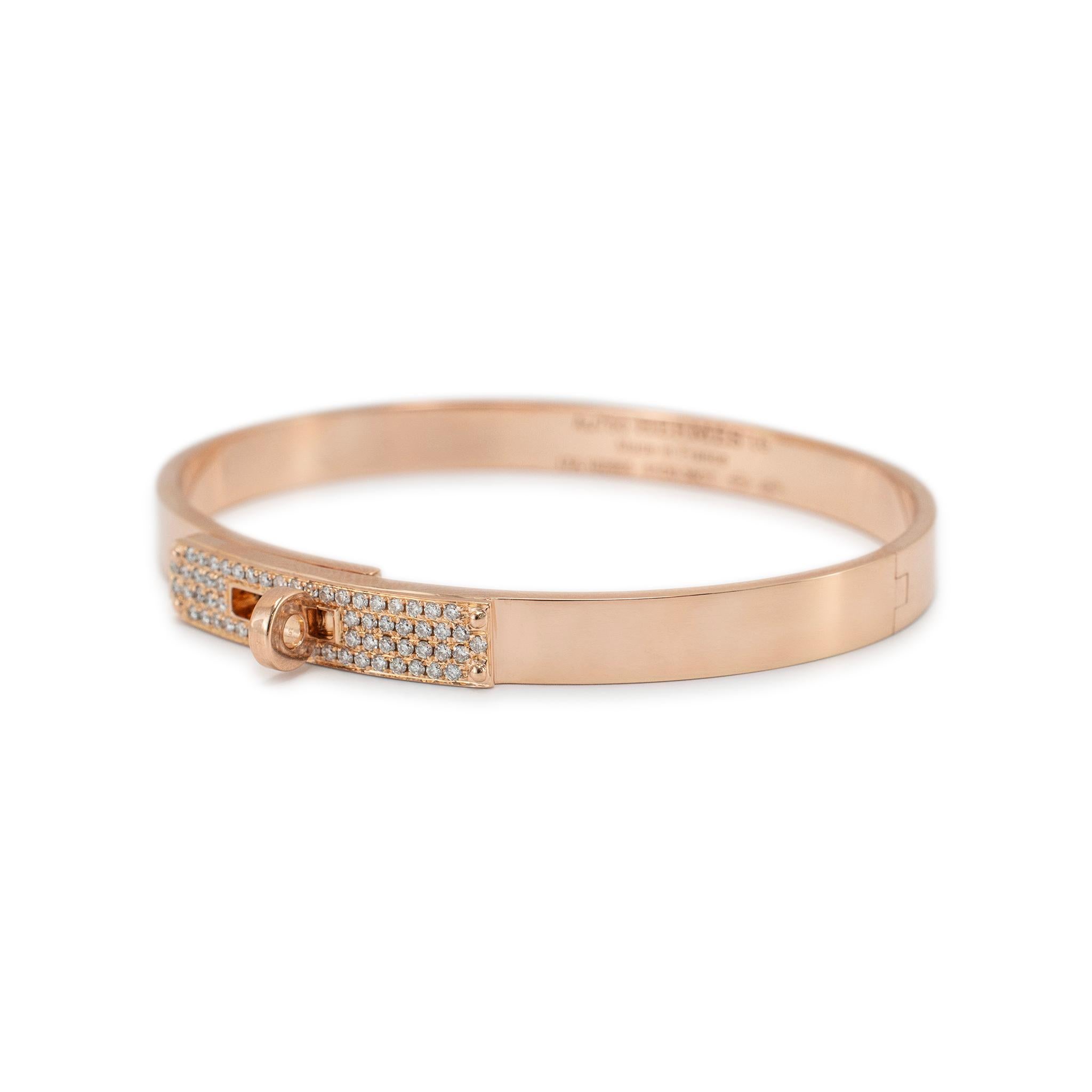 Marca: Hermes

Tipo de metal: oro rosa de 18 quilates

Longitud: 15 cm

Anchura: 5,65 mm

Peso: 24,56 gramos

Una pulsera brazalete de diamantes HERMES de oro rosa de 18 quilates. Grabado con 