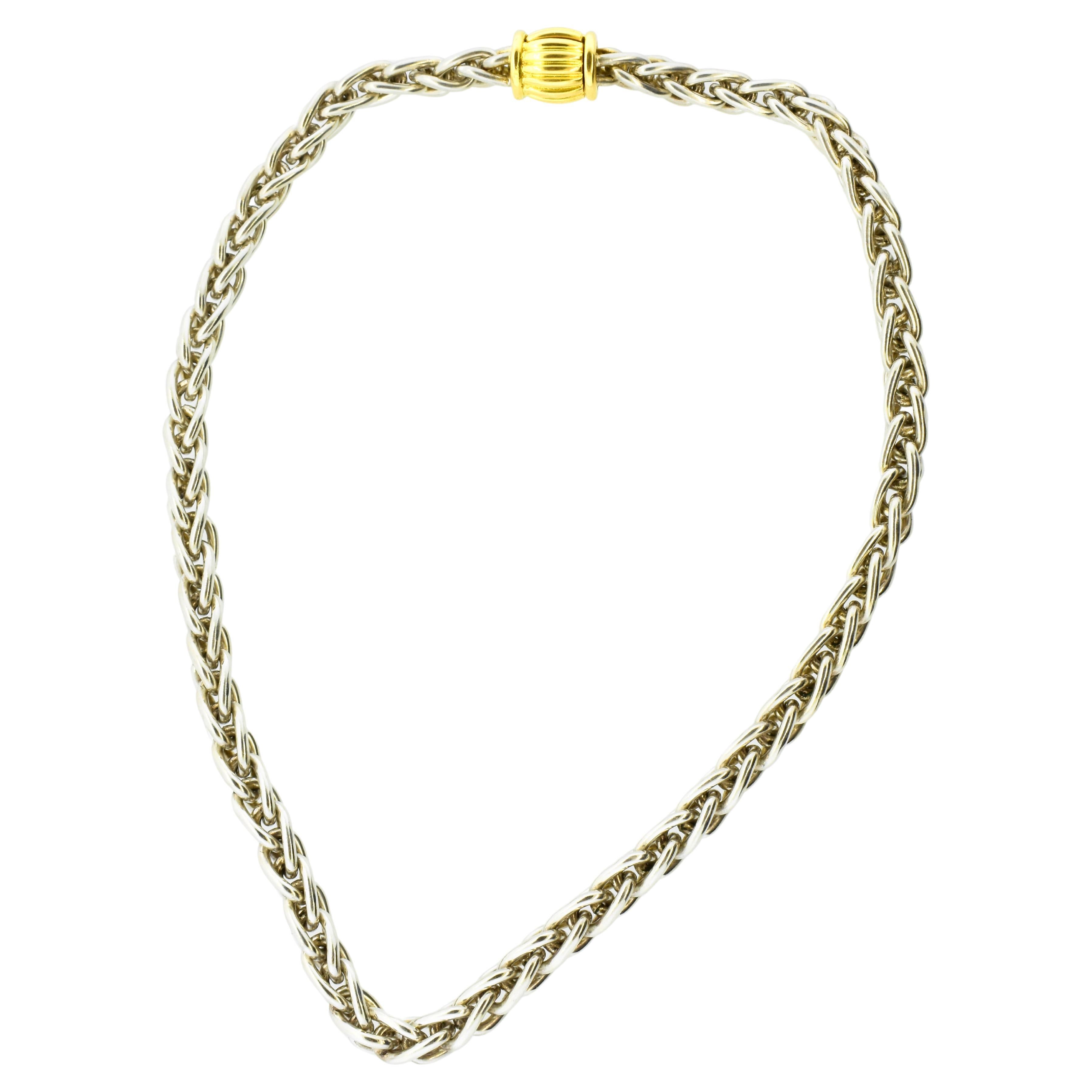 Collier vintage Hermes Paris en or jaune 18K et argent sterling.  Ce collier particulier est rarement trouvé aujourd'hui.  Le fermoir à barillet stylisé en argent 18 carats est large et robuste, la chaîne en argent 925 est un maillon complexe, le