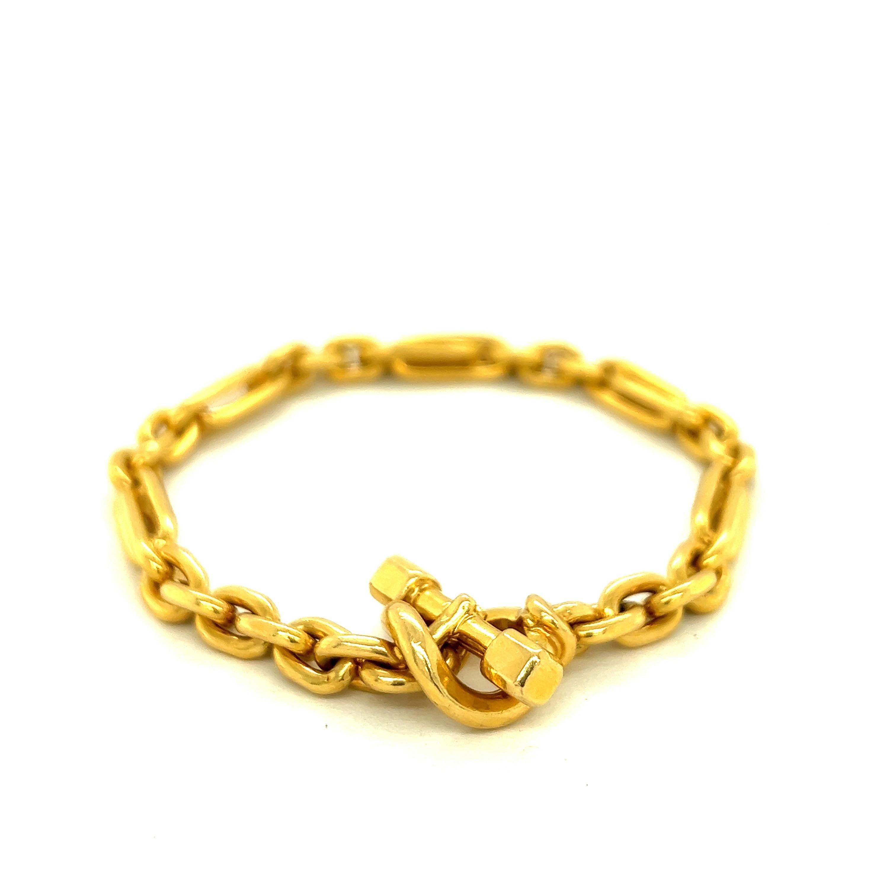 Hermés Paris 18k Yellow Gold Link Bracelet

Link bracelet made of 18 karat yellow gold; marked Hermés Paris, French assay mark

Size: width 0.6 cm, length 20.6 cm
Total weight: 46.0 grams