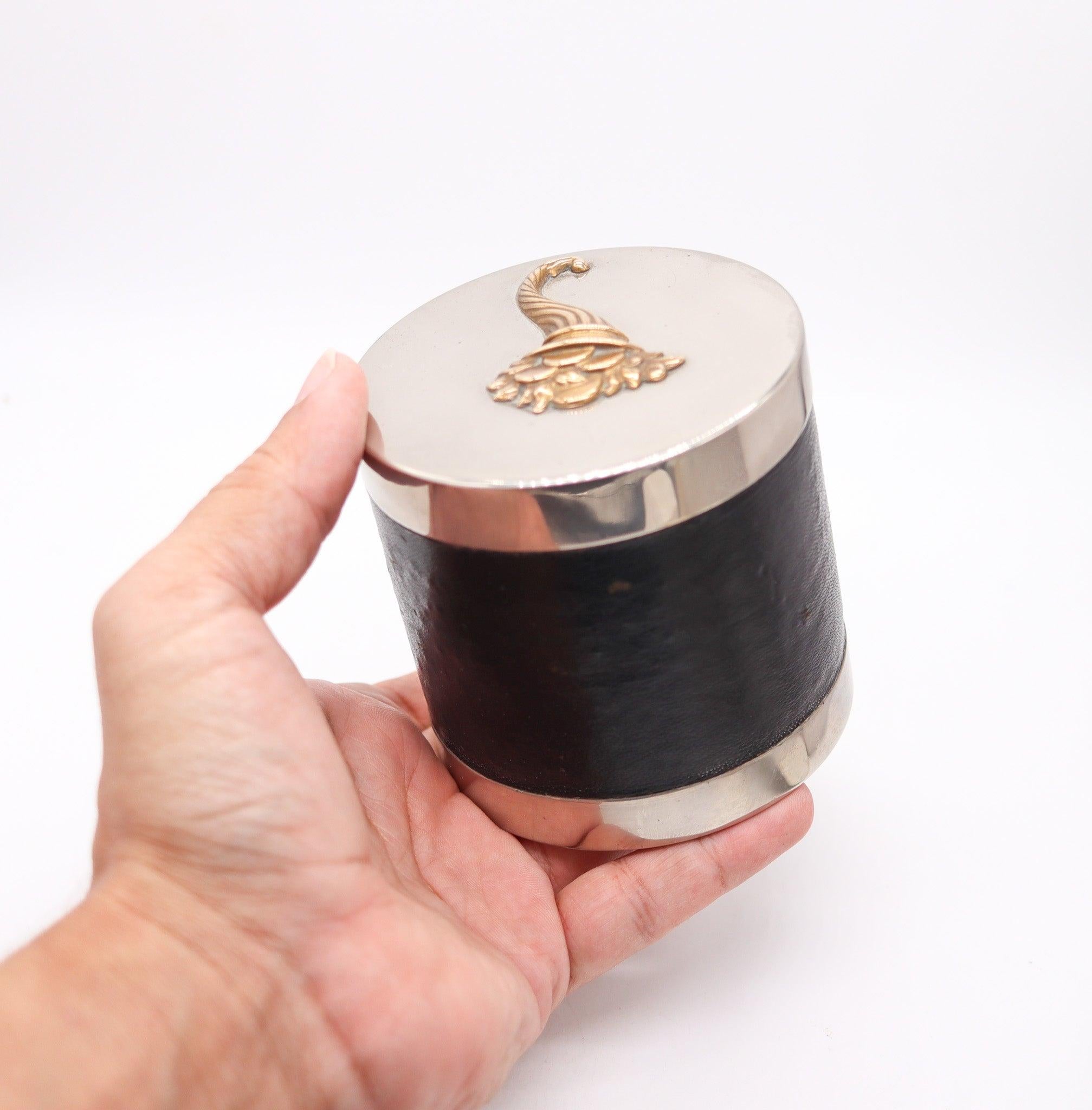 Eine runde Schreibtischbox, entworfen von Hermès Paris.

Dies ist eine seltene runde Schreibtischdose, die in Paris Frankreich vom Luxushaus Hermès während der Art-Deco-Periode zwischen 1935 und 1940 hergestellt wurde. Die luxuriöse runde Deckeldose