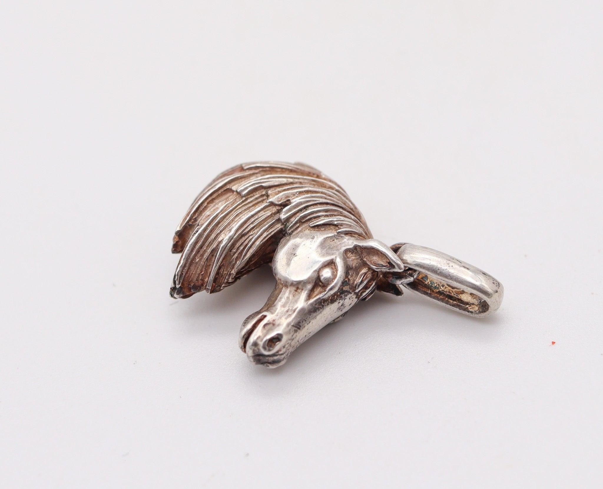 Collana sautoir regolabile disegnata da Hermès Paris.

Si tratta di un ciondolo molto raro creato a Parigi in Francia dalla lussuosa casa Hermès durante la metà del secolo scorso, negli anni '60. Il ciondolo a forma di cavallo scolpito è stato