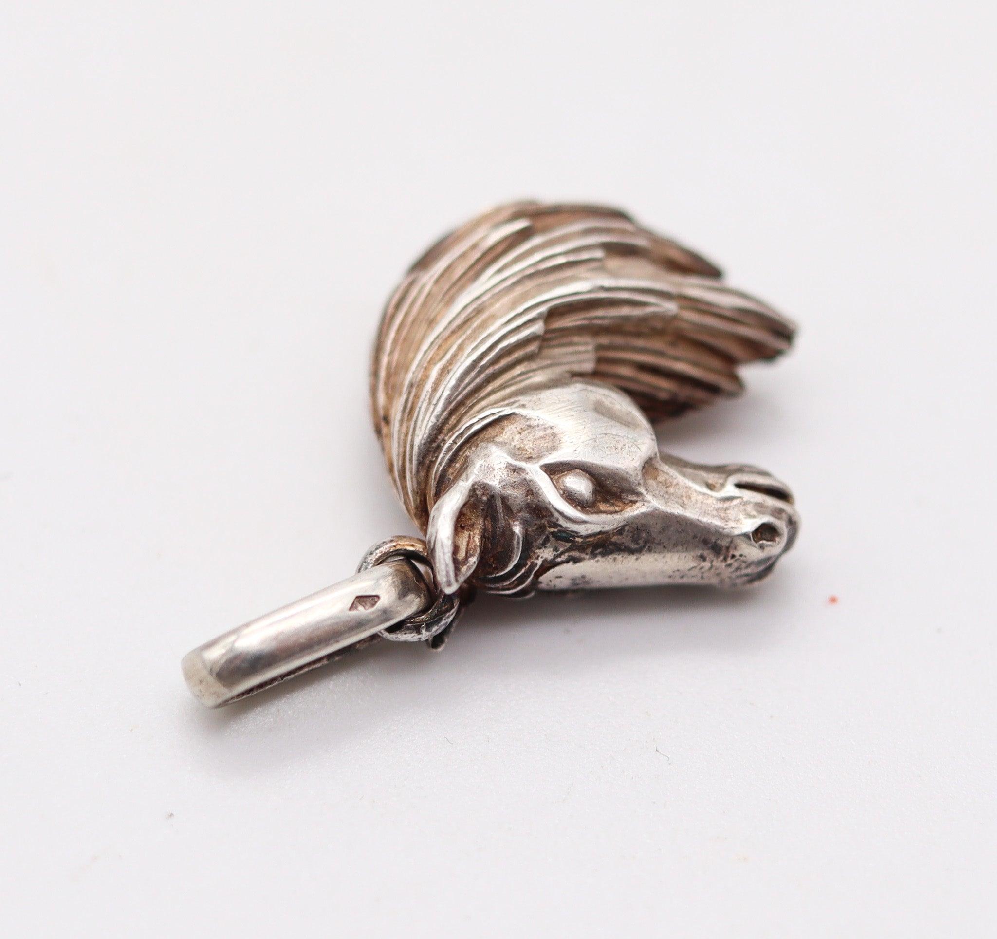 Ciondolo a forma di testa di cavallo scolpita tridimensionale HERMES Paris 1960, in argento In condizioni ottime in vendita a Miami, FL