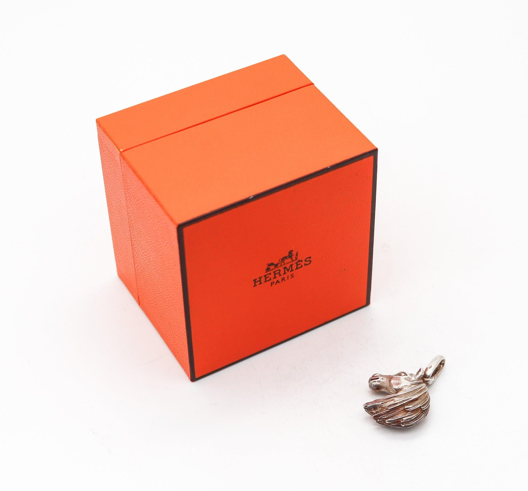 da uomo o donna Ciondolo a forma di testa di cavallo scolpita tridimensionale HERMES Paris 1960, in argento in vendita