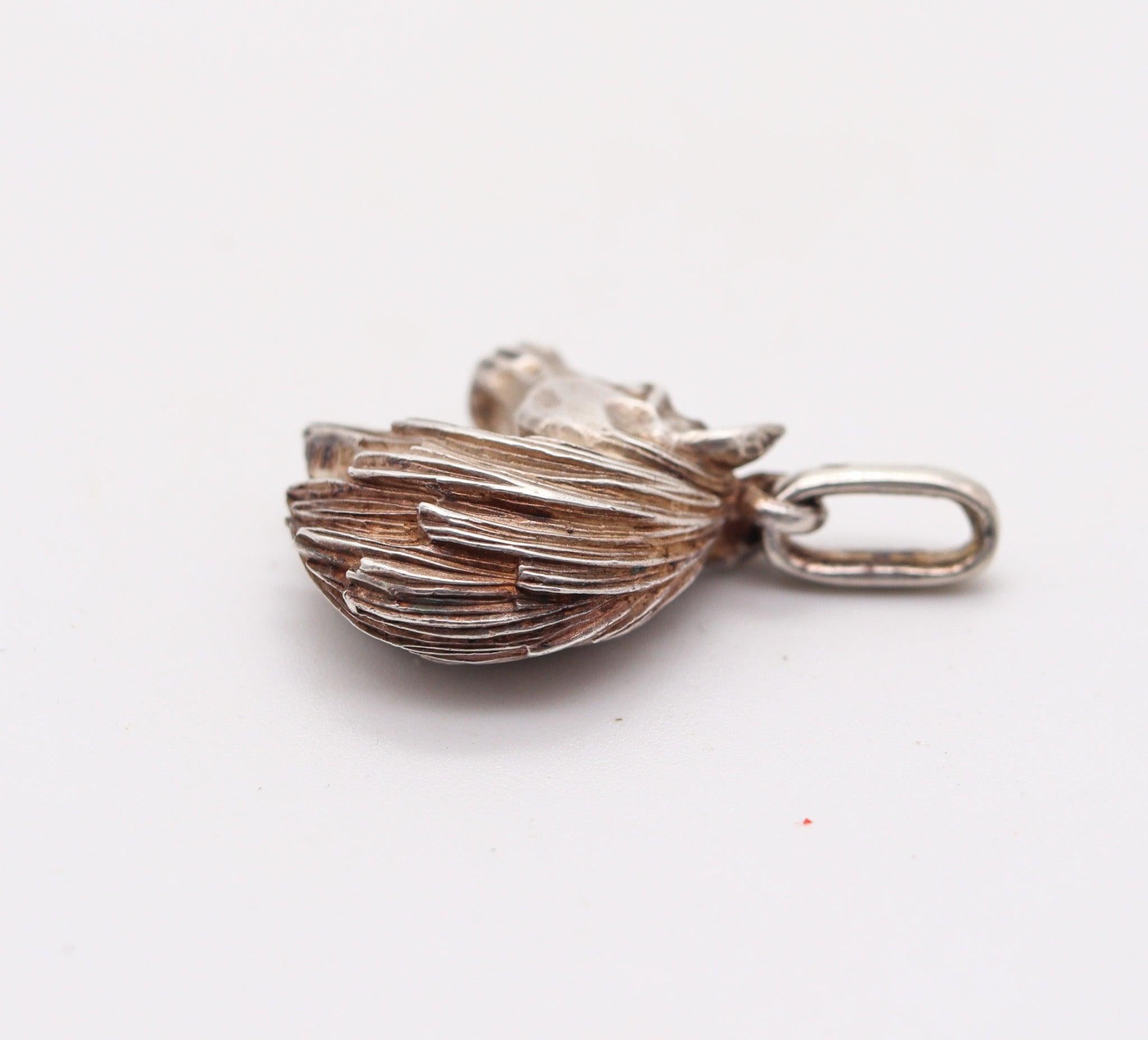 Ciondolo a forma di testa di cavallo scolpita tridimensionale HERMES Paris 1960, in argento in vendita 1