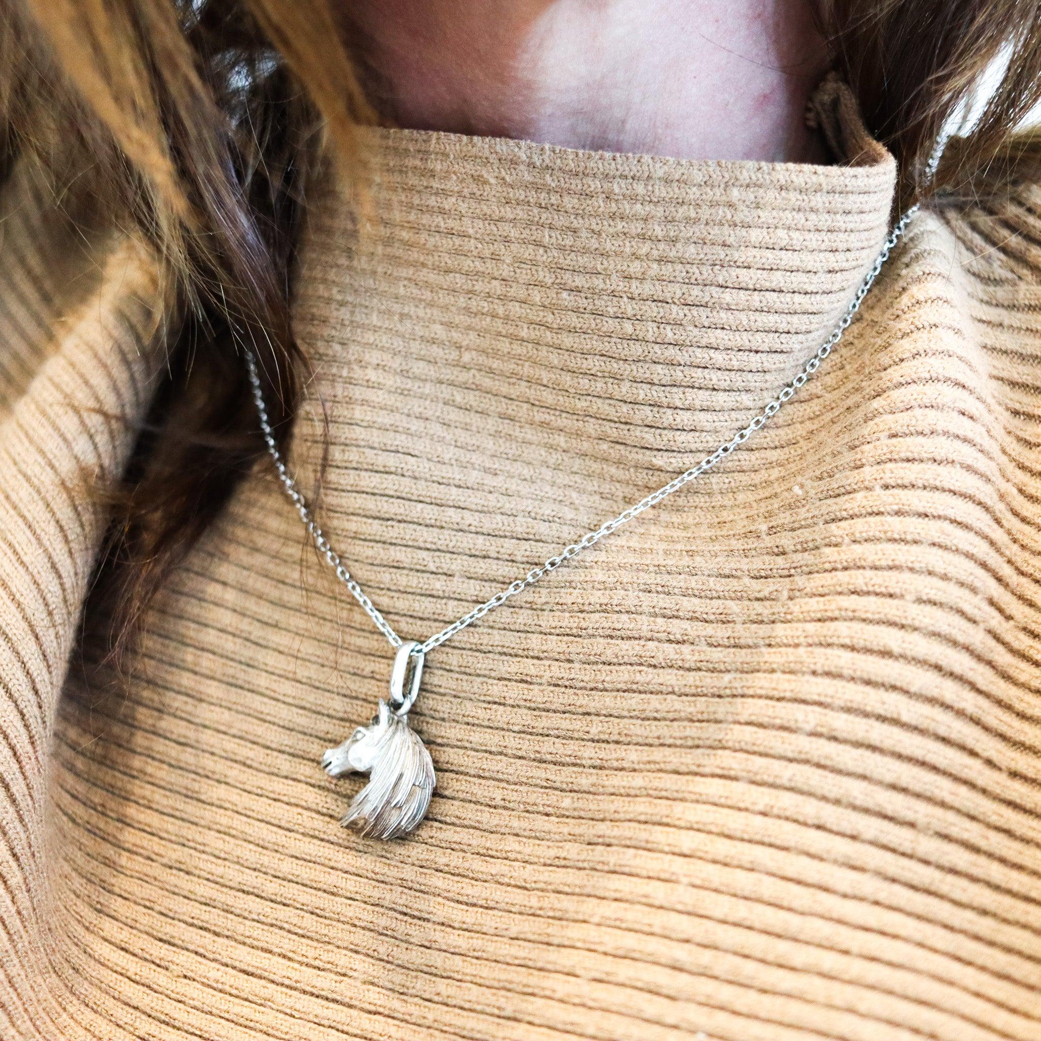 Ciondolo a forma di testa di cavallo scolpita tridimensionale HERMES Paris 1960, in argento in vendita 2