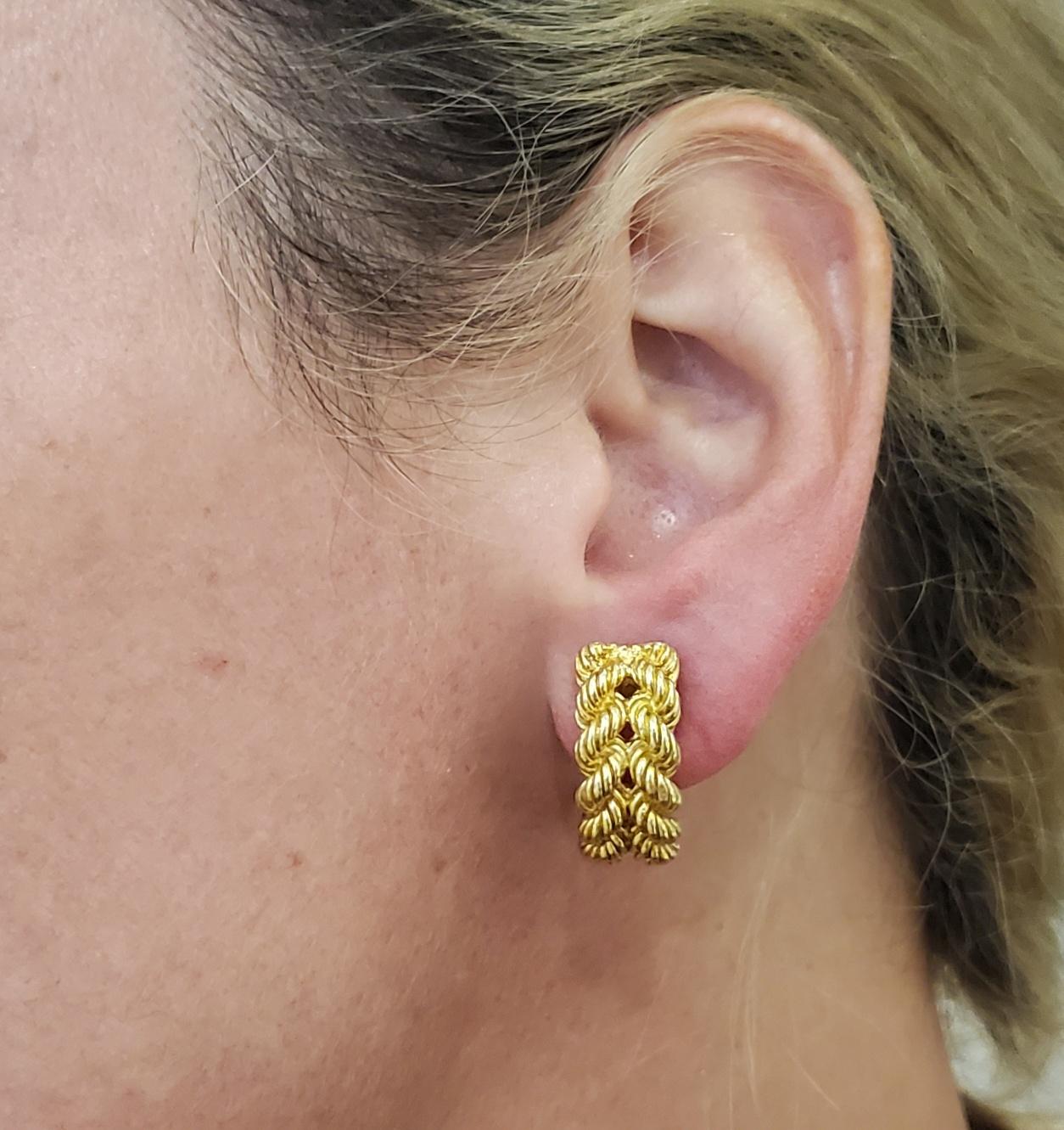 Clips sur des boucles d'oreilles conçues par Hermès.

Magnifique paire de boucles d'oreilles à clip, créée à Paris, en France, par la maison de luxe Hermès, dans les années 1970. Elles ont été réalisées avec des motifs de fils torsadés en or jaune