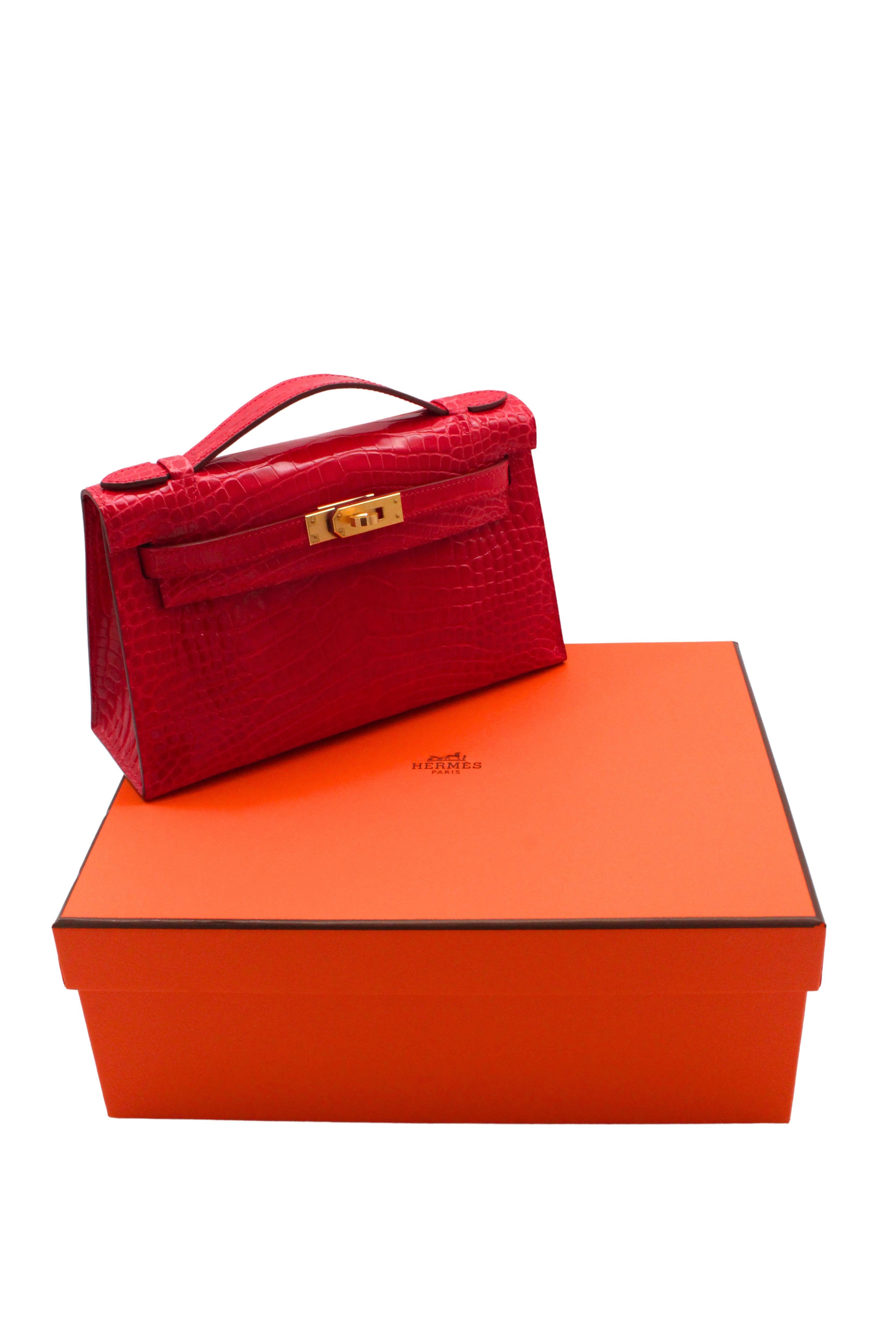 Ein seltenes und exotisches Stück von Hermès. Diese wunderschöne Kelly Pochette trägt das quadratische Symbol neben dem Hermès-Stempel im Inneren der Tasche, das auf die Verwendung eines seltenen, geschuppten Leders hinweist - Alligator