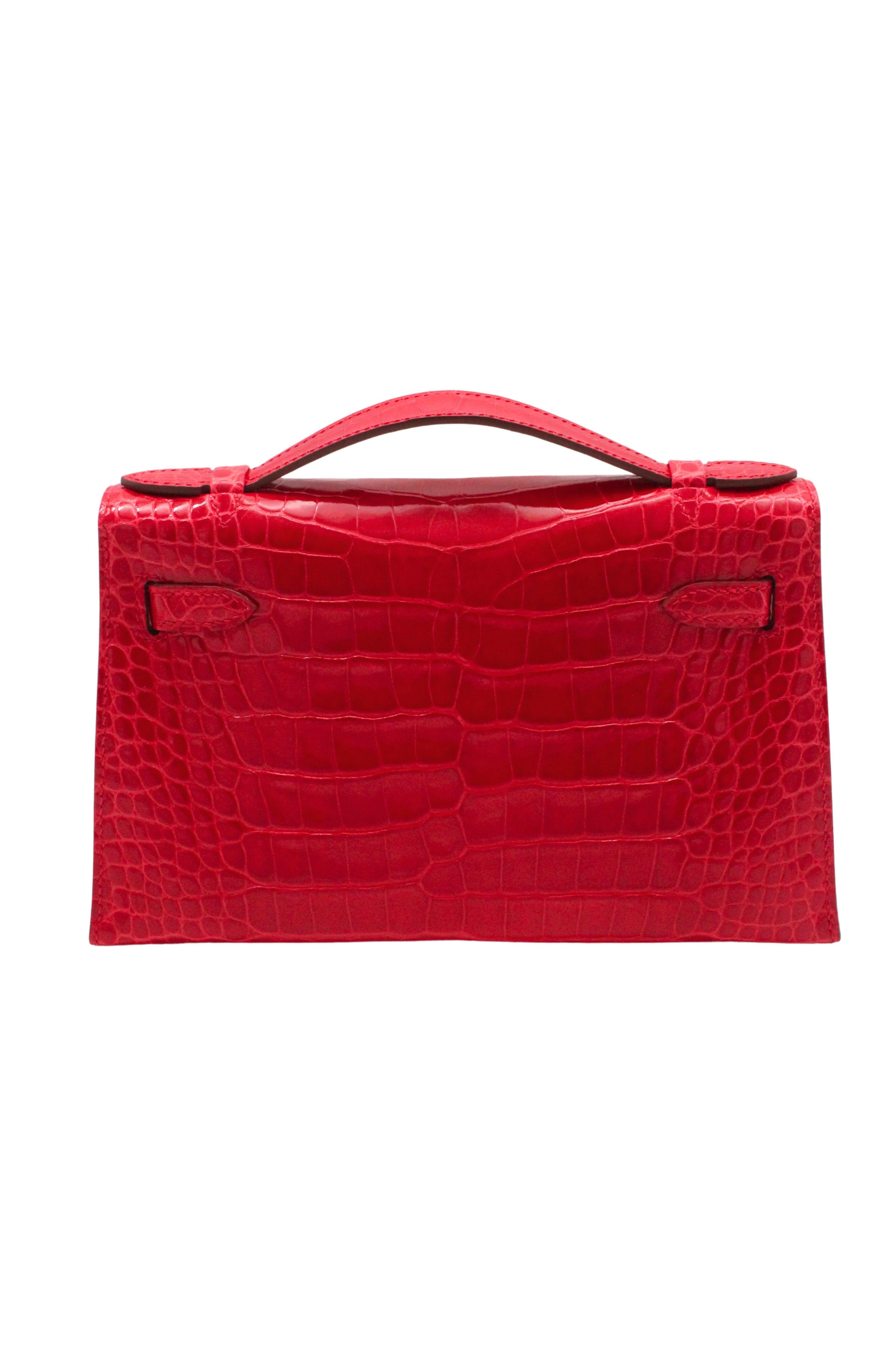 Hermès Paris 2017 Kelly Pochette in Braise Alligator mit Gold-Hardware vollständig eingestellt (Rot) im Angebot