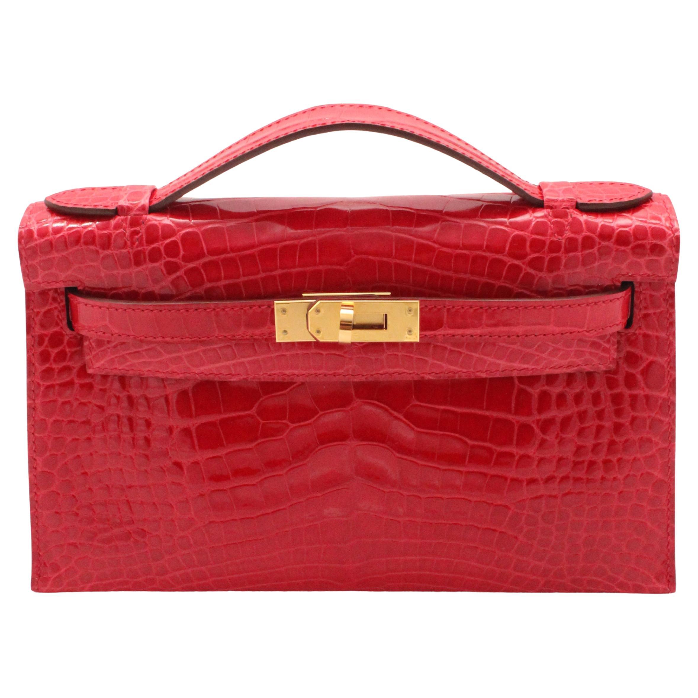 Hermès Paris 2017 Kelly Pochette in Braise Alligator mit Gold-Hardware vollständig eingestellt im Angebot