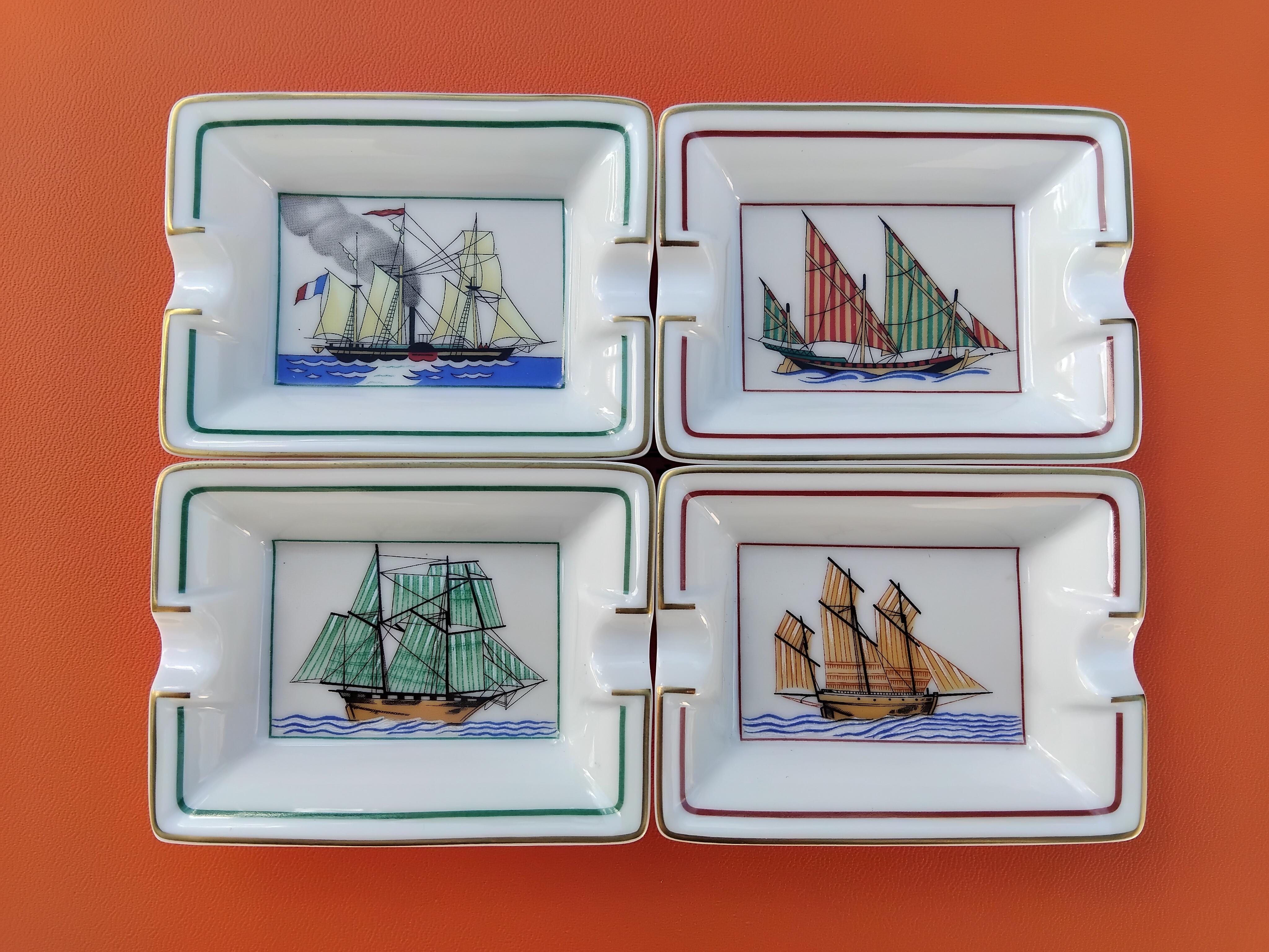 Seltener Satz von 4 authentischen Hermès Mini-Aschenbechern

Drucke: Segelboote

Thema: Marine, Seemann, Meer, Boote, Segelboote, nautisch, Schiffe

Diese kleinen Aschenbecher, die auch als 