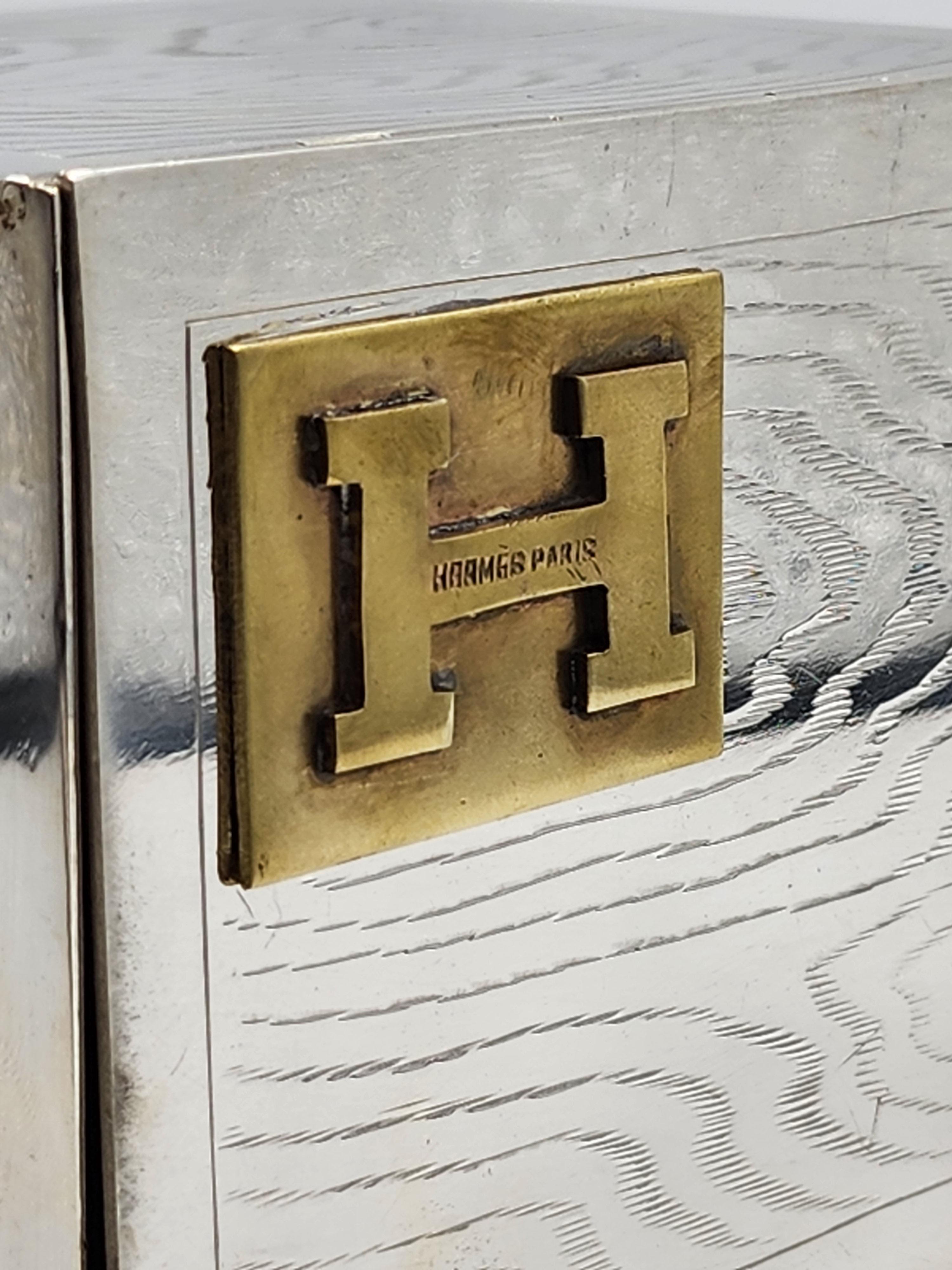 Hermes Parid Art Deco Tobacco Case
Élégante tabatière art déco en argent, avec le H d'Hermès Paris en or et avec une gravure sur le métal qui laisse supposer la représentation d'une boîte en bois.
Mesures :
Hauteur : 8 centimètre
Longueur : 10.5