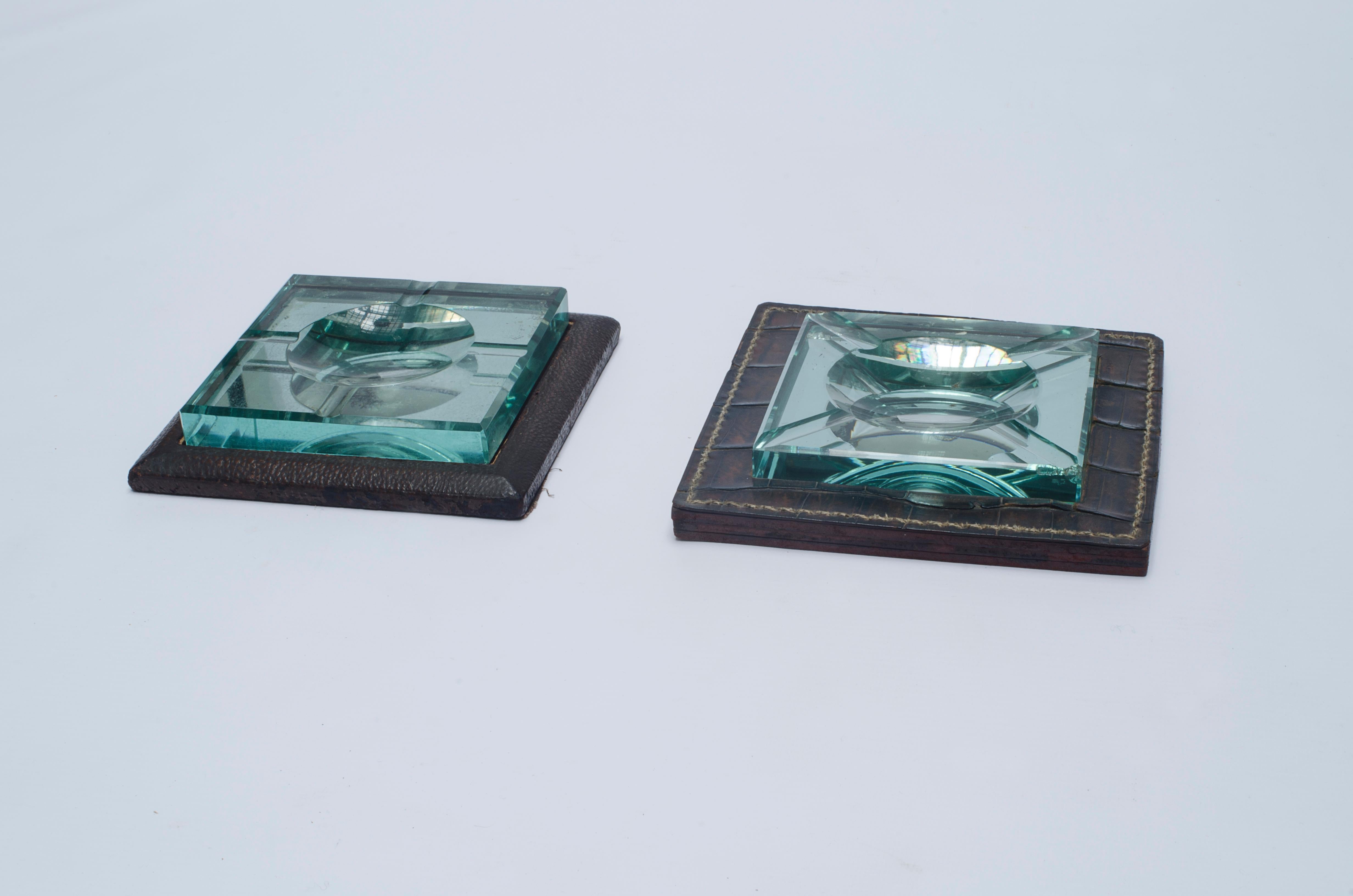Art Deco ashtray, made by Hermès Paris and designed by Jean Luce (1895-1965). Made in cooked leather and mirrored glass. Signed by Hermes Paris.

France, CIRCA 1930.