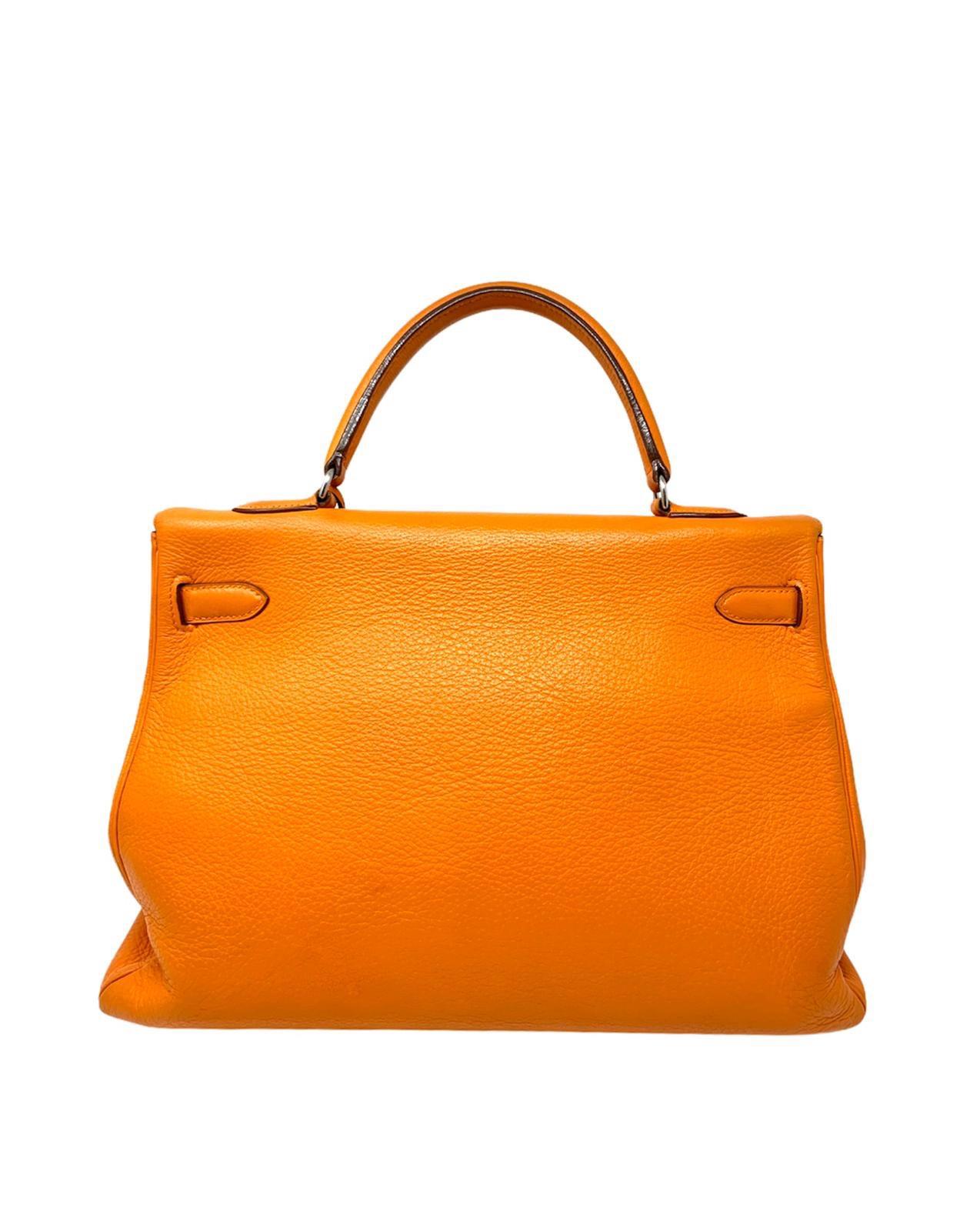 Hermès Paris bag Kelly 35 bag returned in orange Togo calfskin, year 1998 in good condition.
Hdw in silver metal, interior zipped pocket, complete with shoulder strap, bell, padlock and keys. 
Dustbag included 
Size 35 cm 