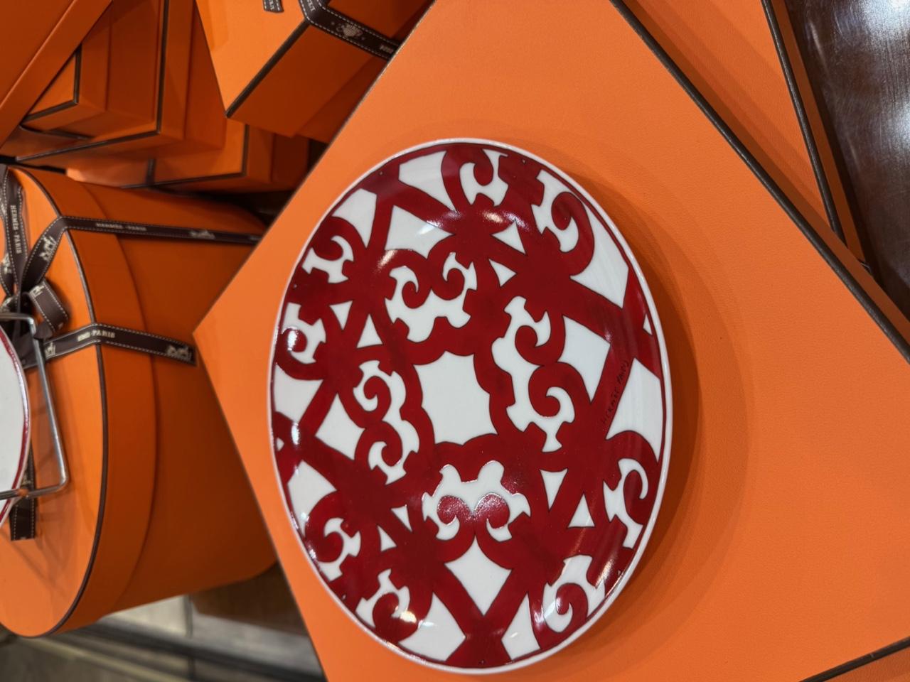 Hermès ,Paris ,part of the “Balcons du Guadalquivir” service.
Including : 
- 6 tea cups 
- 6 dinner plates 26,5 cm 
- 6 dessert plates diam. 21.5 cm 

Brand-new, packaged in original boxes 