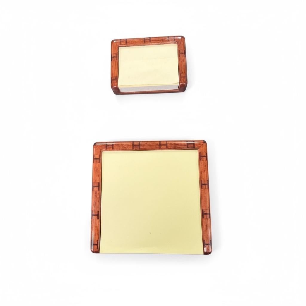 Rare et élégant accessoire de bureau signé Hermès Paris, cette paire de porte-post-it présente une finition raffinée en bois de bambou. Conçus pour transformer les articles de papeterie quotidiens en objets de beauté, ces deux porte-billets