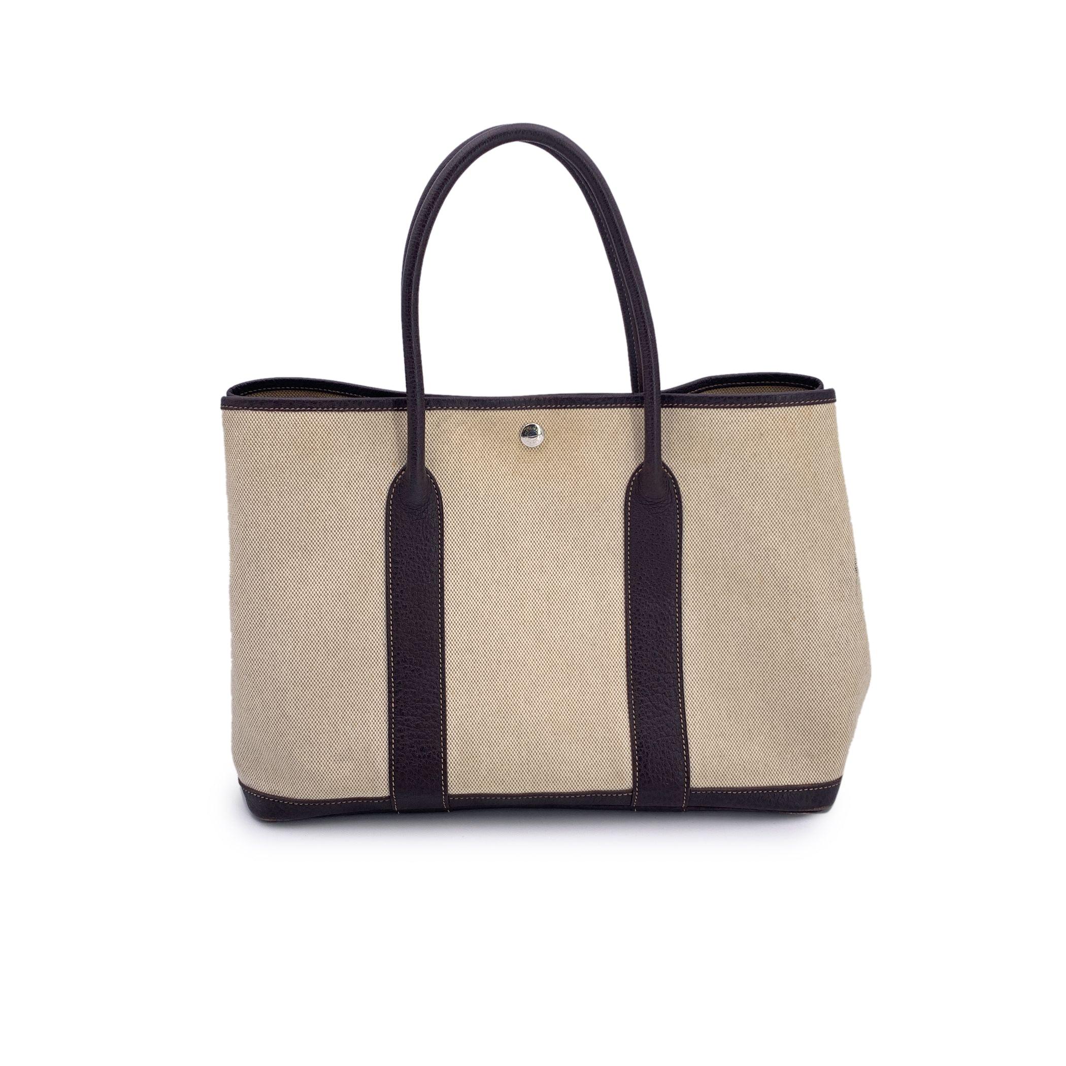 Beige Fourre-tout Hermes Paris Garden Party 36 en toile beige et noire en vente