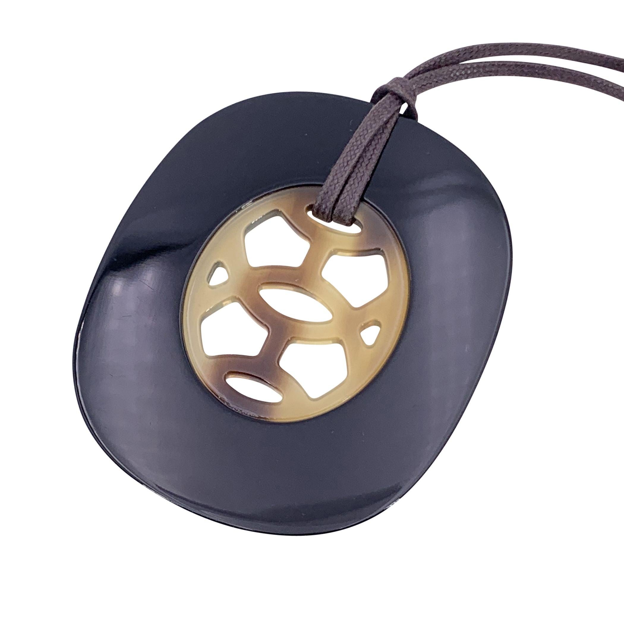 Nero Hermes Paris Collana a forma di ascensore in acrilico nero Ciondolo ovale in vendita