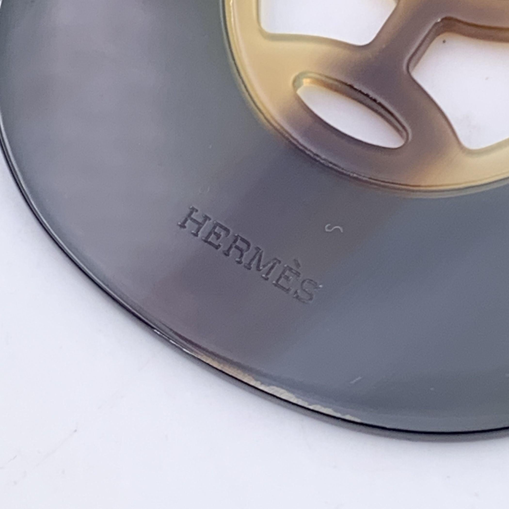 Donna Hermes Paris Collana a forma di ascensore in acrilico nero Ciondolo ovale in vendita