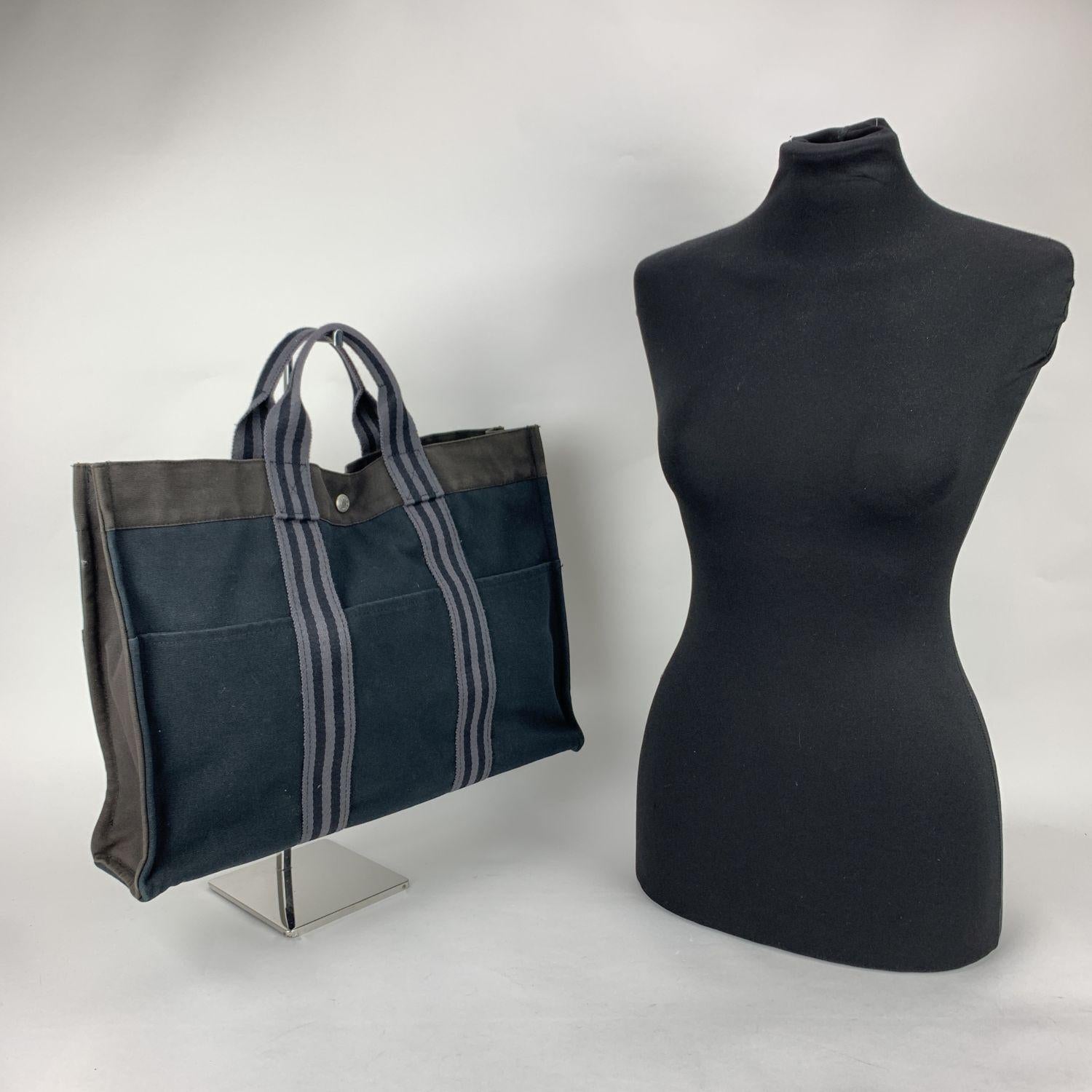 'HERMES FOURRE TOUT - MM' - Tote handbag. Made in France. Black front and back, gray sides and upper part and light grey stripes on the handles. Material: 100% cotton. It has snaps on both ends for expansion. Durable canvas handles, perfect for