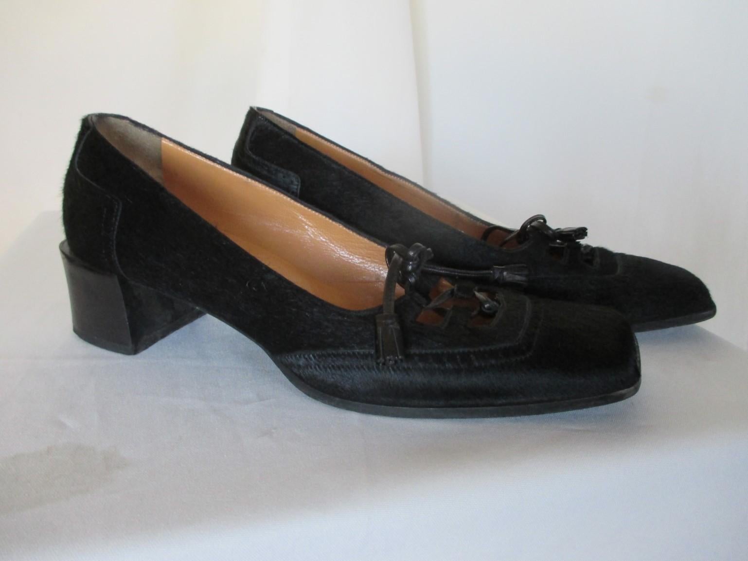 Ces chaussures sont fabriquées en cuir de veau/peau de poney noir par la maison Hermès.
La doublure est en cuir très souple.
Le talon a une hauteur d'environ 4,5 cm (1,77).
En état d'usage.
taille EU 36.5

Veuillez noter que les articles vintage ne