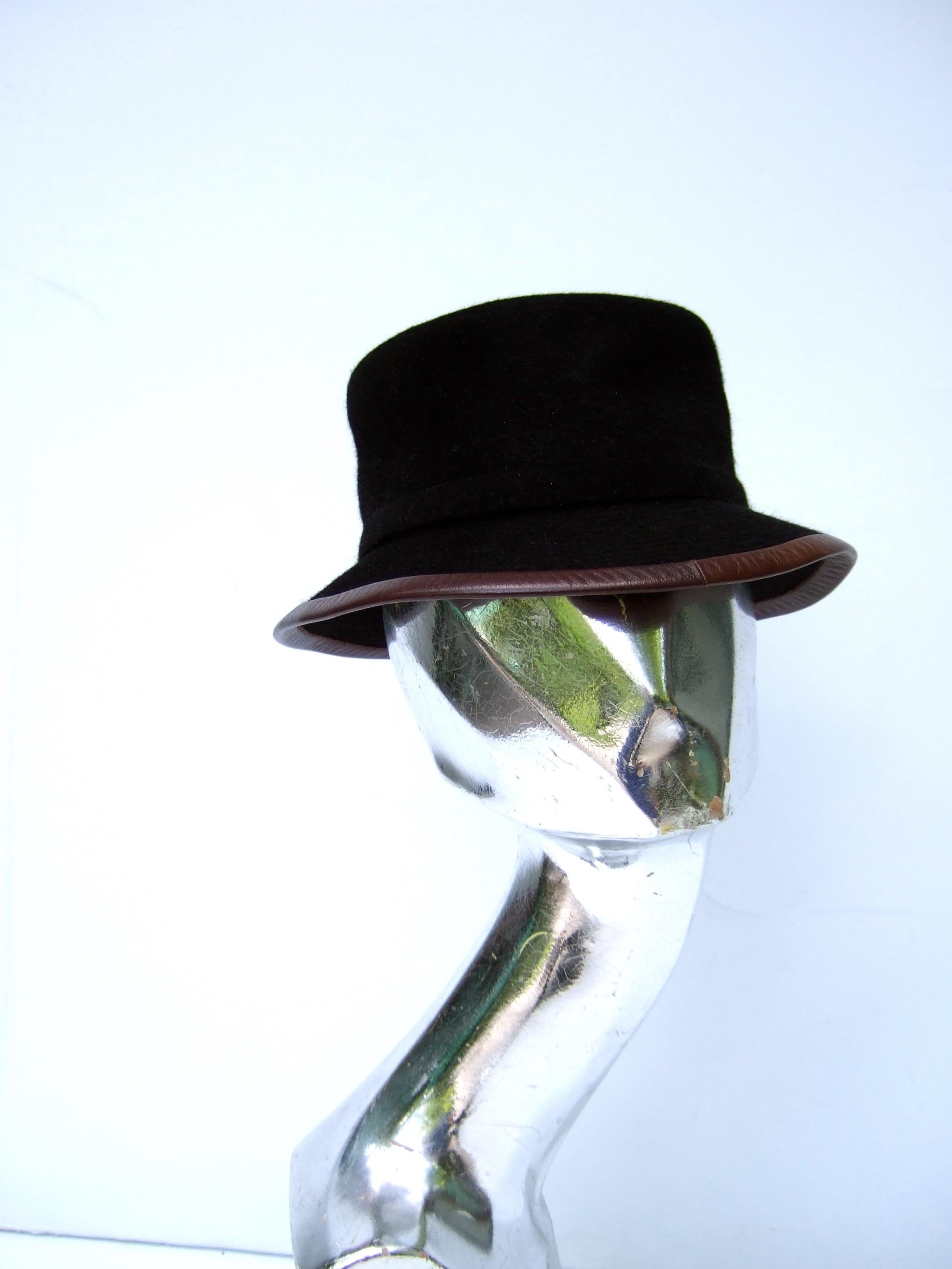 Hermes Paris Schwarzer Hut mit Lederbesatz aus Wolle, Labeled Motsch Chapeaux Pour Hermes  Damen im Angebot