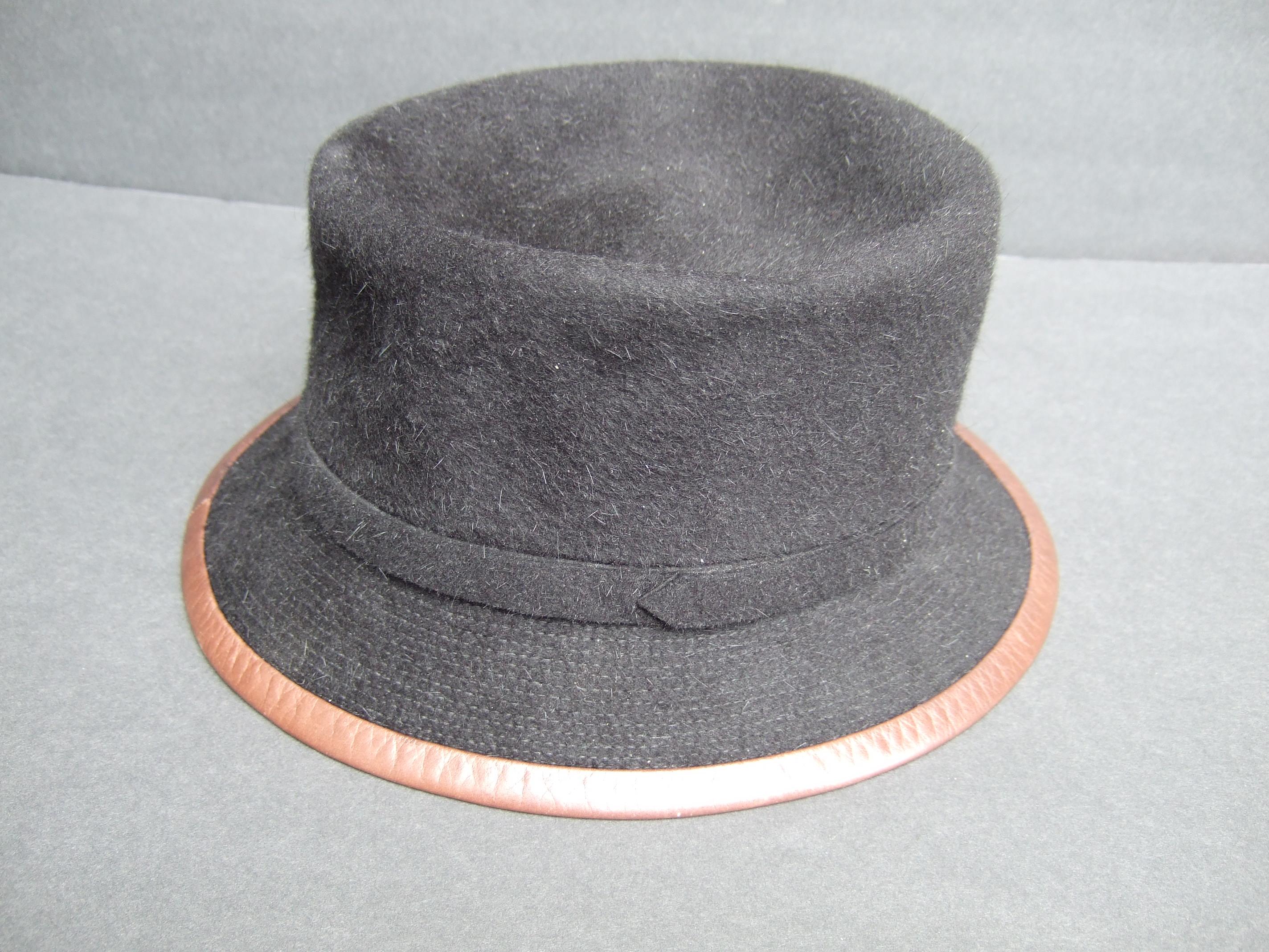 Hermes Paris Schwarzer Hut mit Lederbesatz aus Wolle, Labeled Motsch Chapeaux Pour Hermes  im Angebot 1