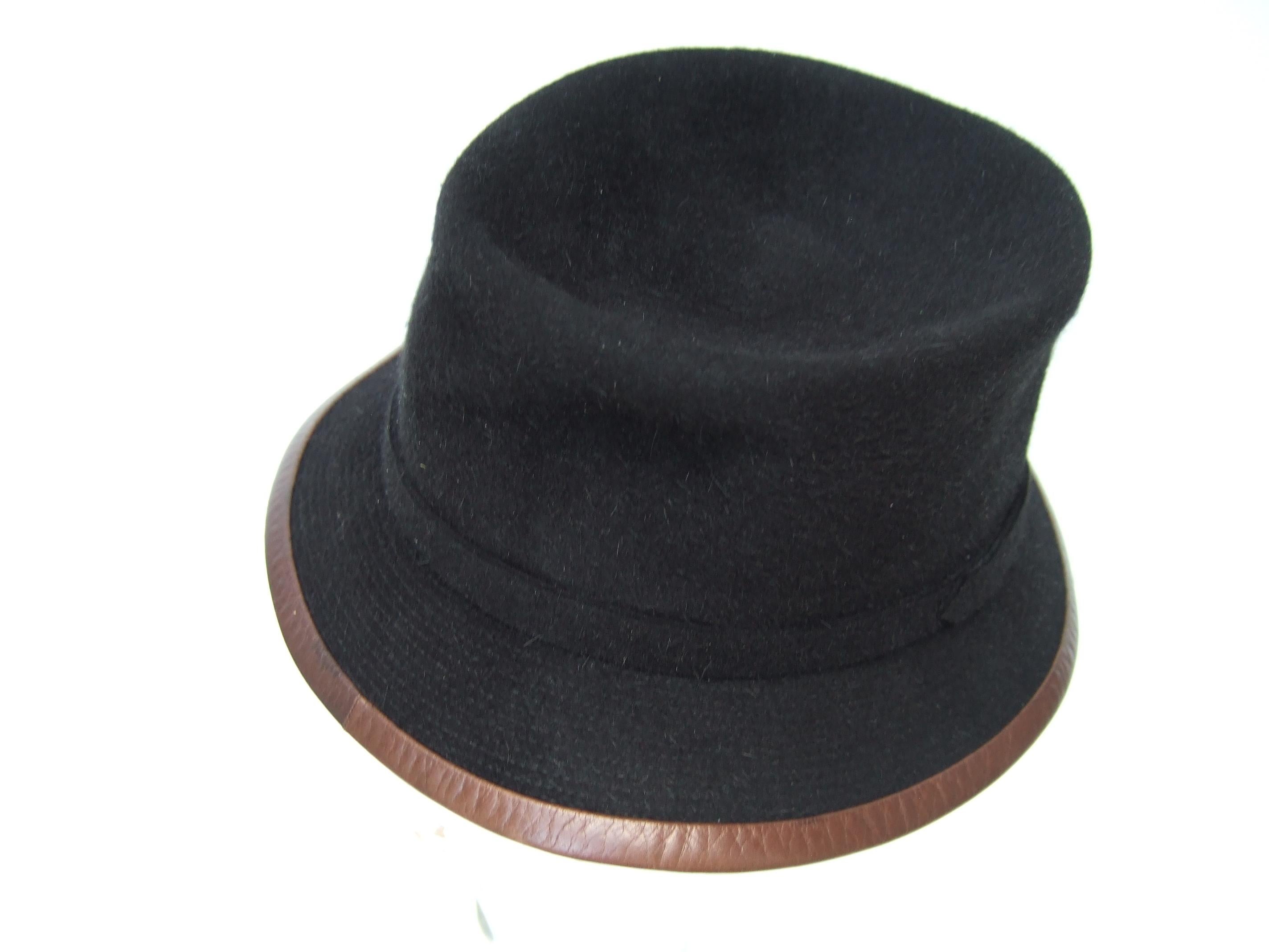 Hermes Paris Schwarzer Hut mit Lederbesatz aus Wolle, Labeled Motsch Chapeaux Pour Hermes  im Angebot 2