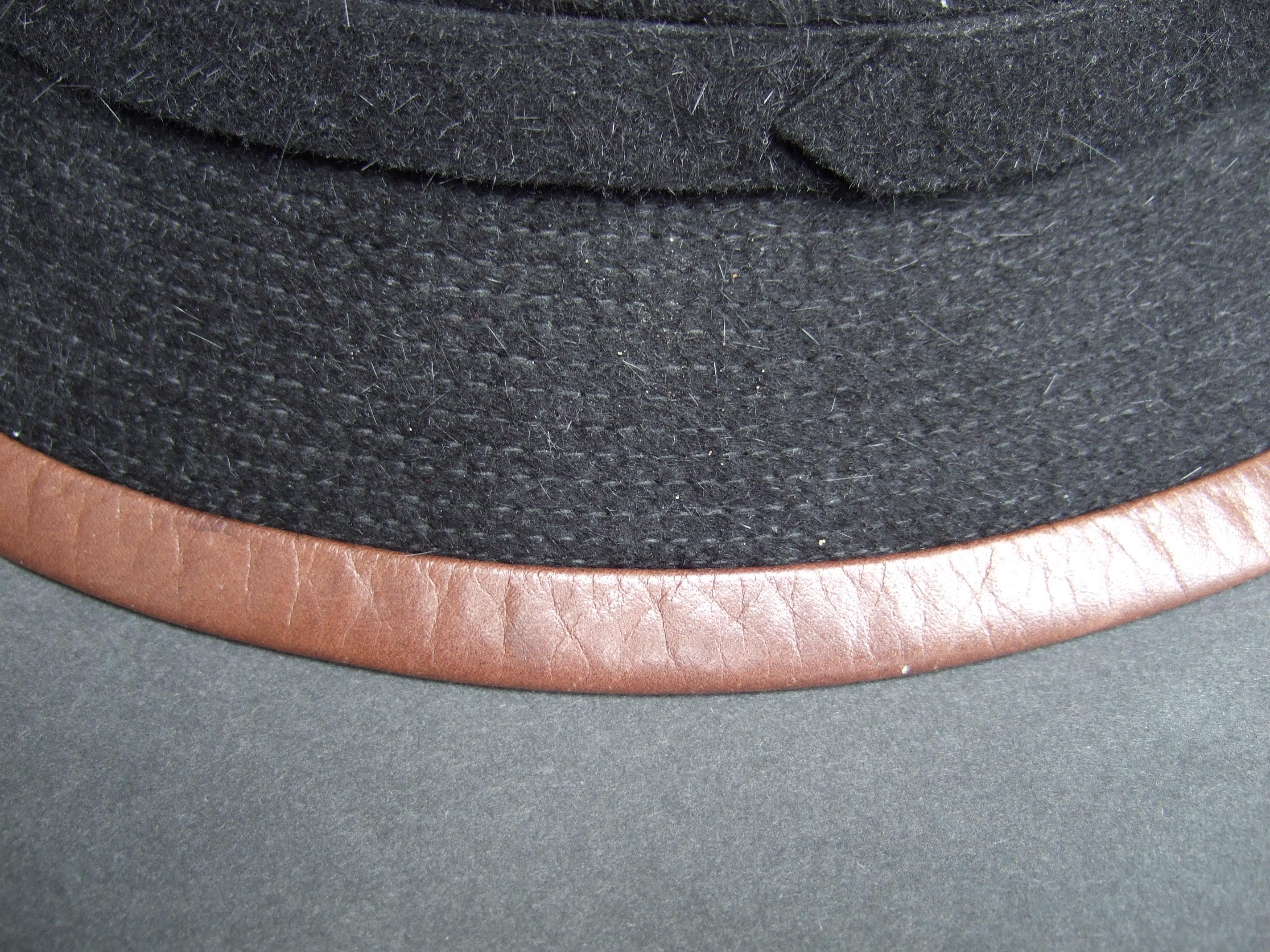 Hermes Paris Schwarzer Hut mit Lederbesatz aus Wolle, Labeled Motsch Chapeaux Pour Hermes  im Angebot 5