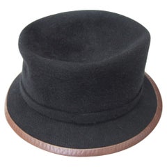 Hermes Paris Schwarzer Hut mit Lederbesatz aus Wolle, Labeled Motsch Chapeaux Pour Hermes 