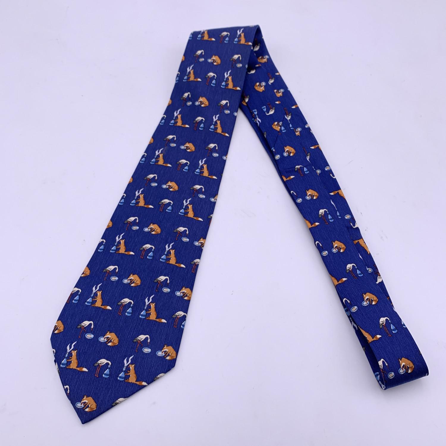 Elegante Hermes Krawatte, 7786 FA, in Blau mit einem Alloverdruck von Füchsen und Störchen. Zusammensetzung: 100% Seide. Hermes Kompositionsanhänger angebracht. hERMES Paris