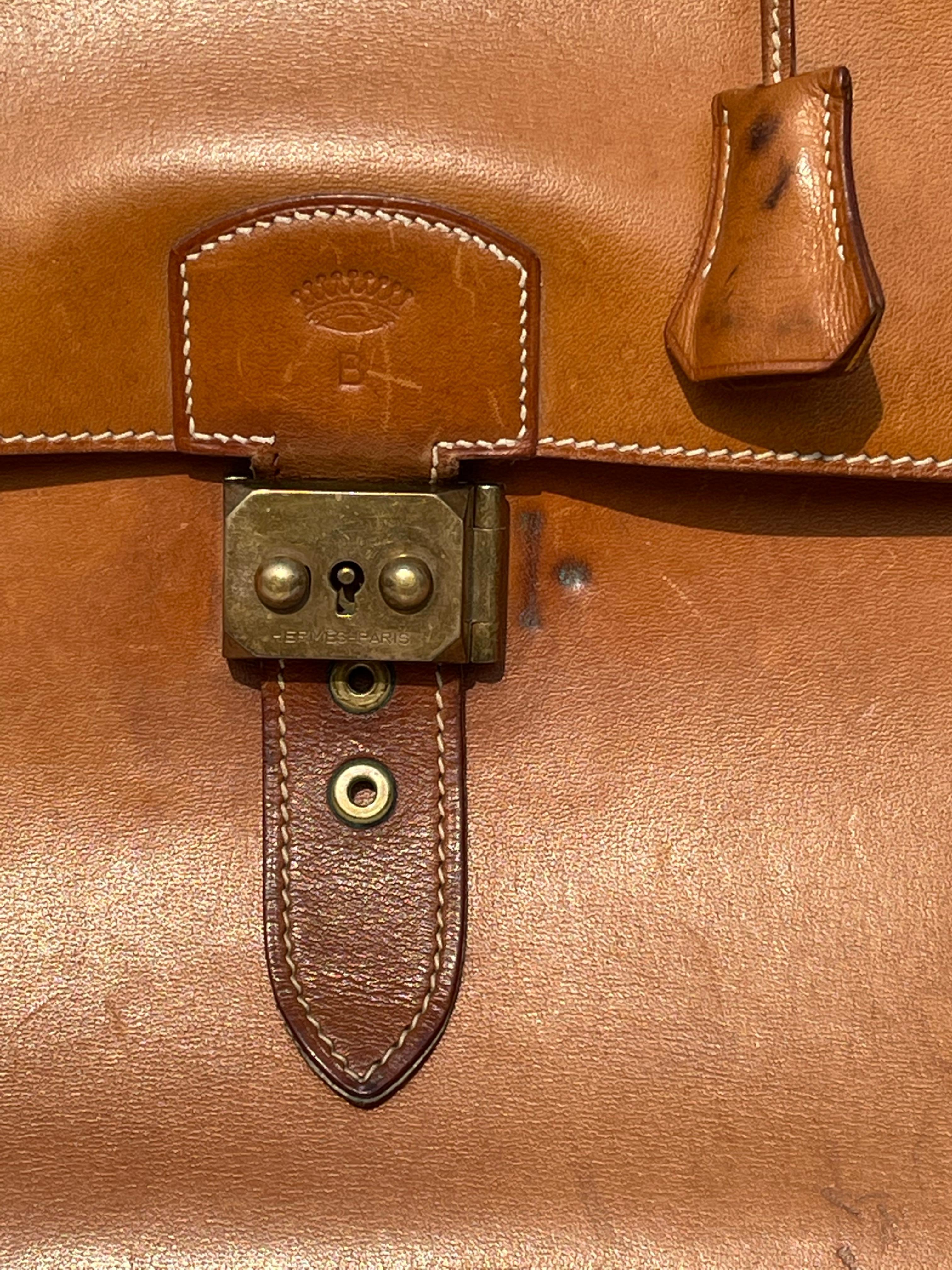 Briefcase or dispatch bag for men in cognac leather from the house of Hermès in Paris. Gold-plated metal trim and numbered and numbered inside 