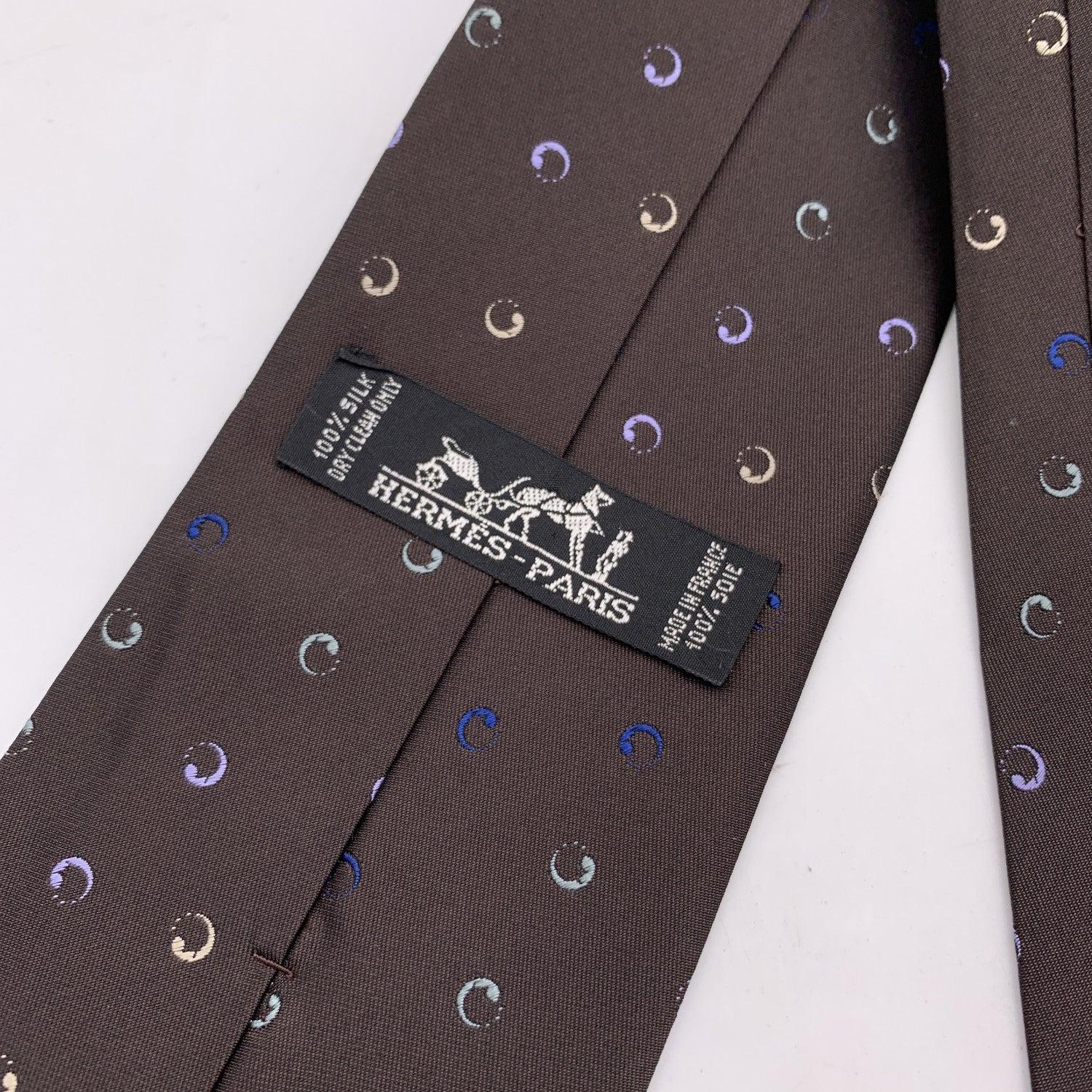 Noir Cravate Hermès Paris en soie marron à motifs géométriques ronds en vente